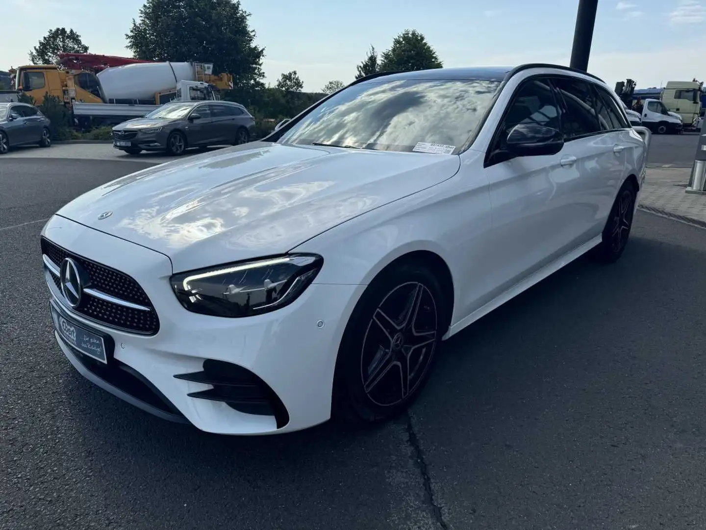 Mercedes-Benz E 220 d T AMG+Pano+AHK+Night+TotW+ RKamera+Ambien Weiß - 2