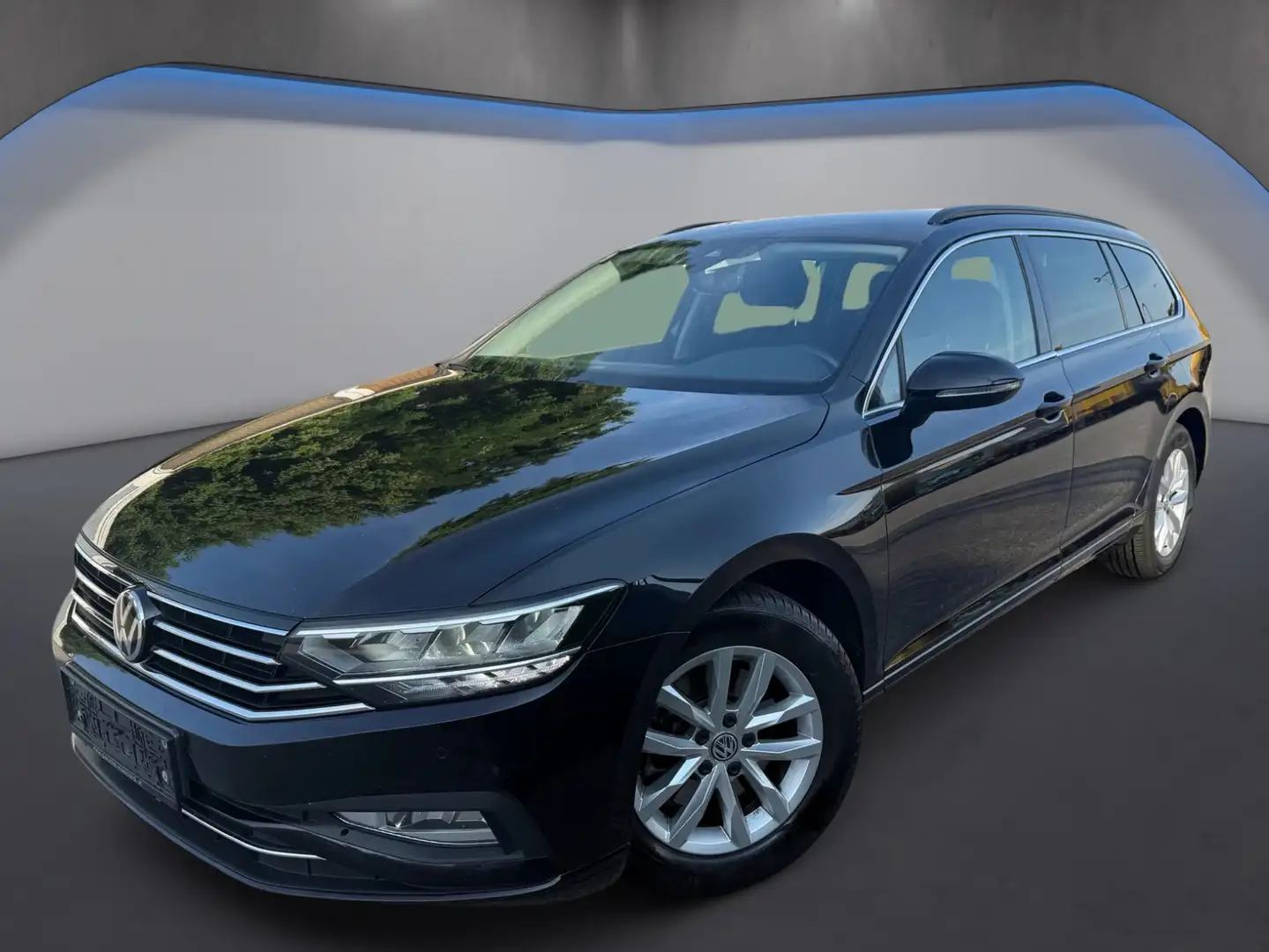 Volkswagen Passat Variant Business 2.0 TDI Aut. *Ahk*Navi*Sitzhz* Zwart - 2
