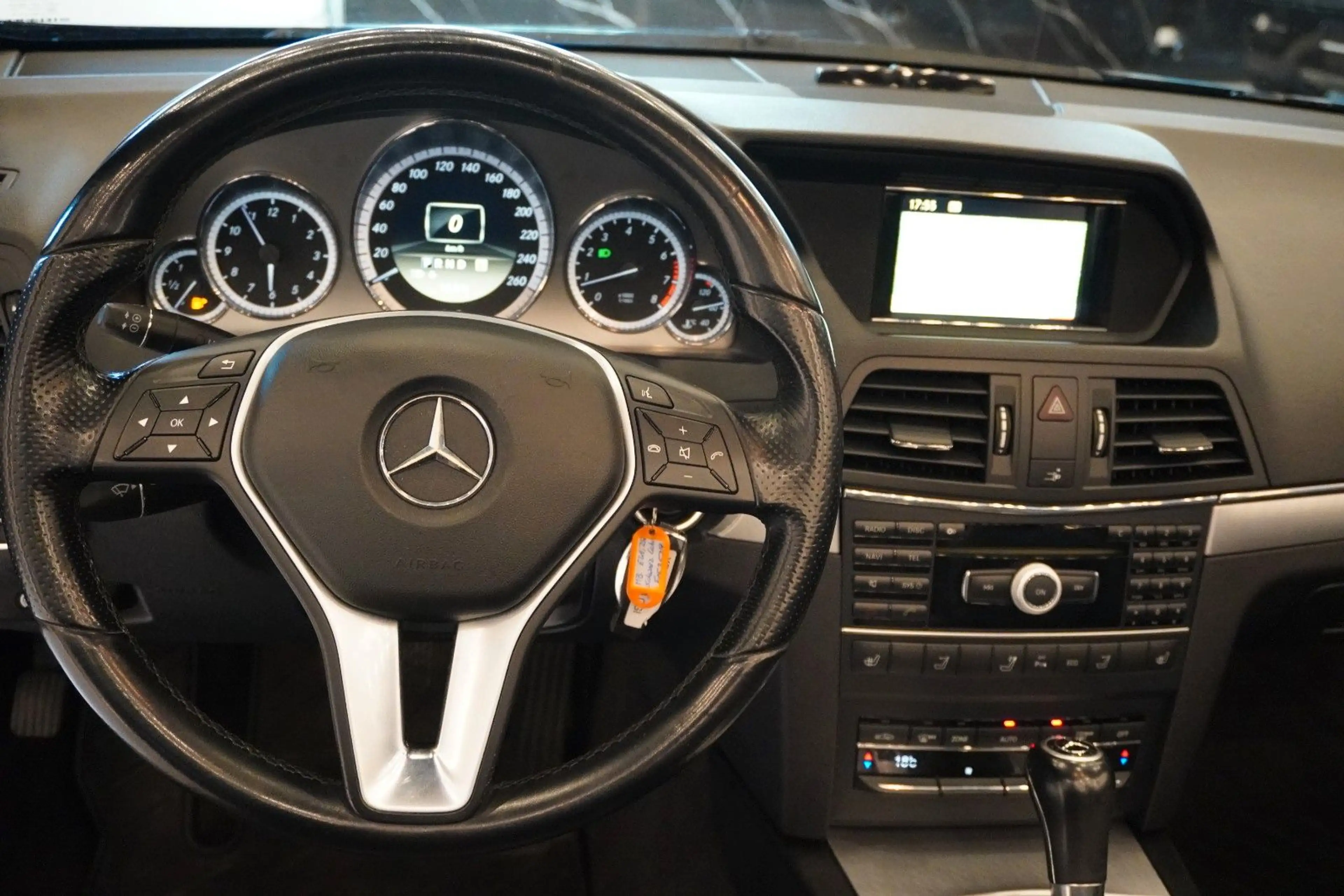 Mercedes-Benz E 250 Cabrio CGI BlueEfficiency+Navi+Leder+BiXeno — photo 14
