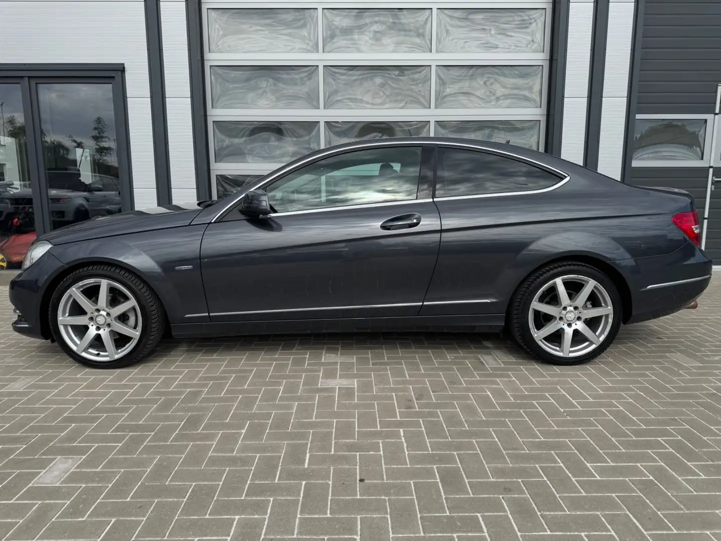 Mercedes-Benz C 180 Coupe Autom. PANORAMA LEDER NAVI Šedá - 2