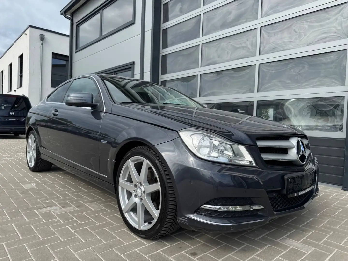 Mercedes-Benz C 180 Coupe Autom. PANORAMA LEDER NAVI Šedá - 1