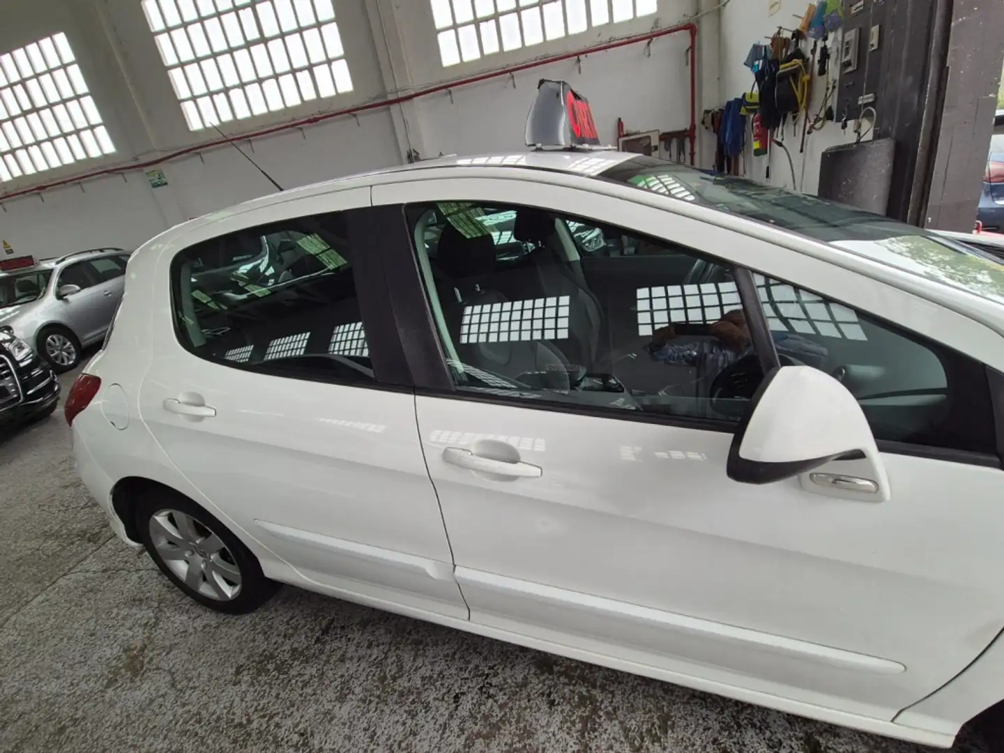 Peugeot 308 1.6HDI FAP Confort 5 vel. Белый - 2
