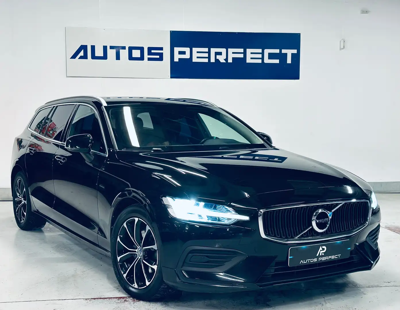 Volvo V60 2.0 BOITE AUTO CAMERA PDC NAVI CARPLAY BIZONE JA17 Schwarz - 2