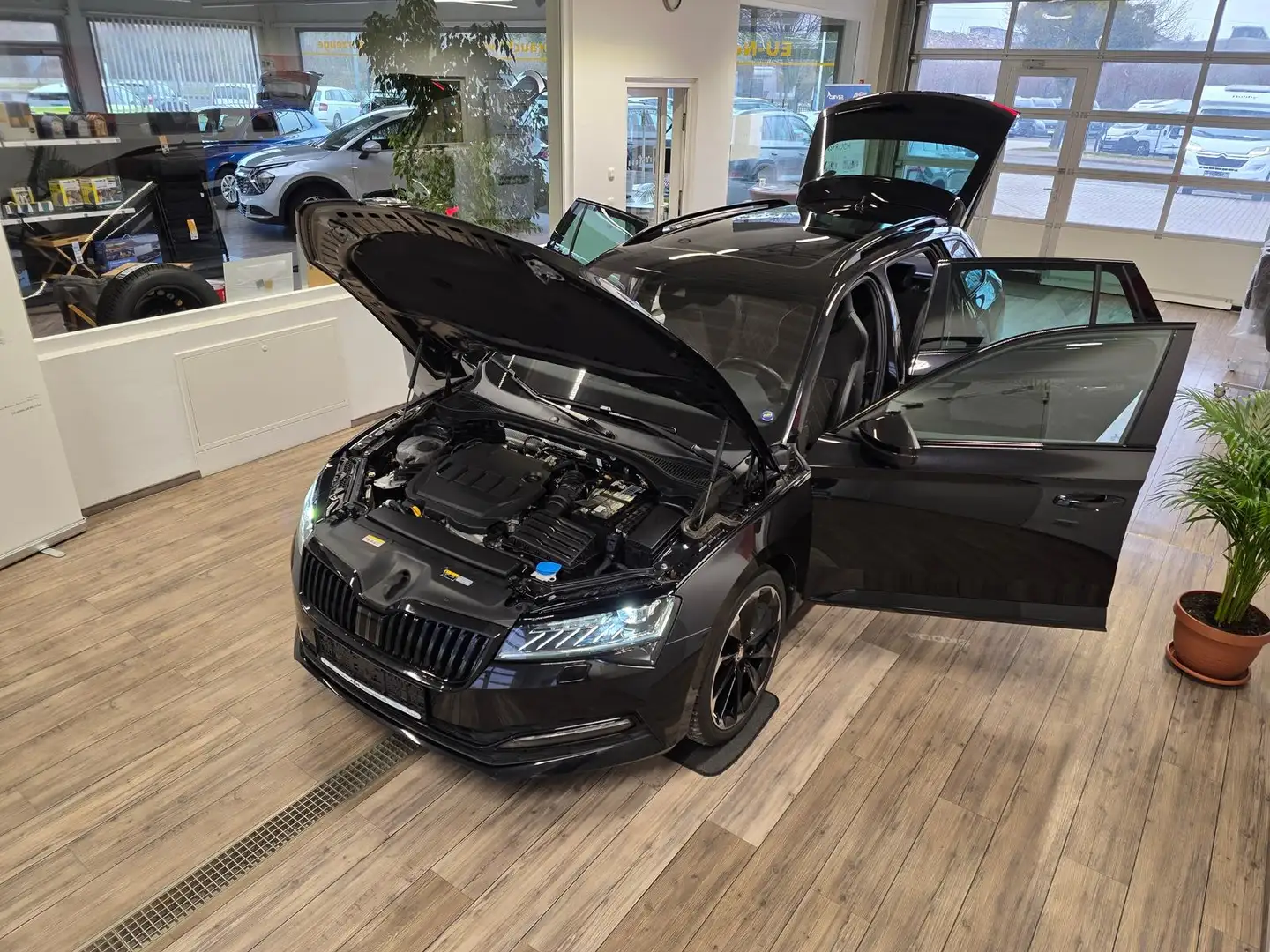 Skoda Superb Combi Sportline 2,0 TDI 4x4*PSD*360°*AHK* Czarny - 2