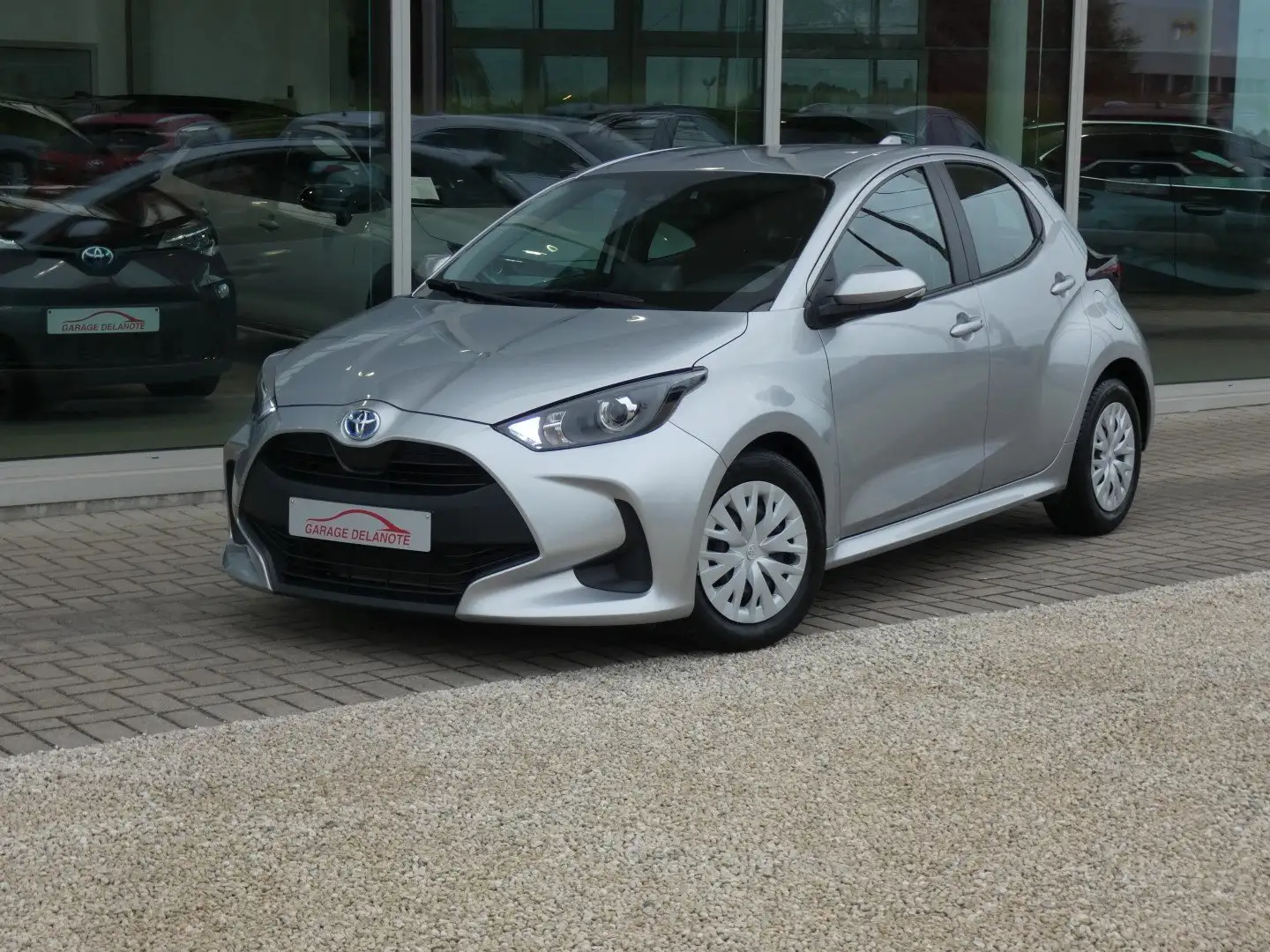 Toyota Yaris HYBRID Dynamic *GPS* +Parkeercamera +Carplay Zilver - 1