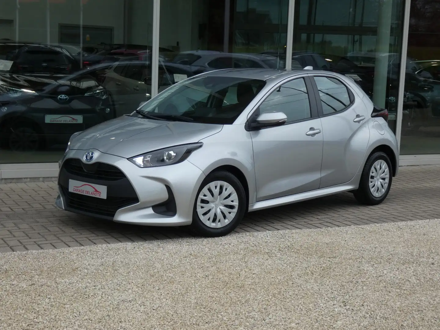 Toyota Yaris HYBRID Dynamic *GPS* +Parkeercamera +Carplay Zilver - 2