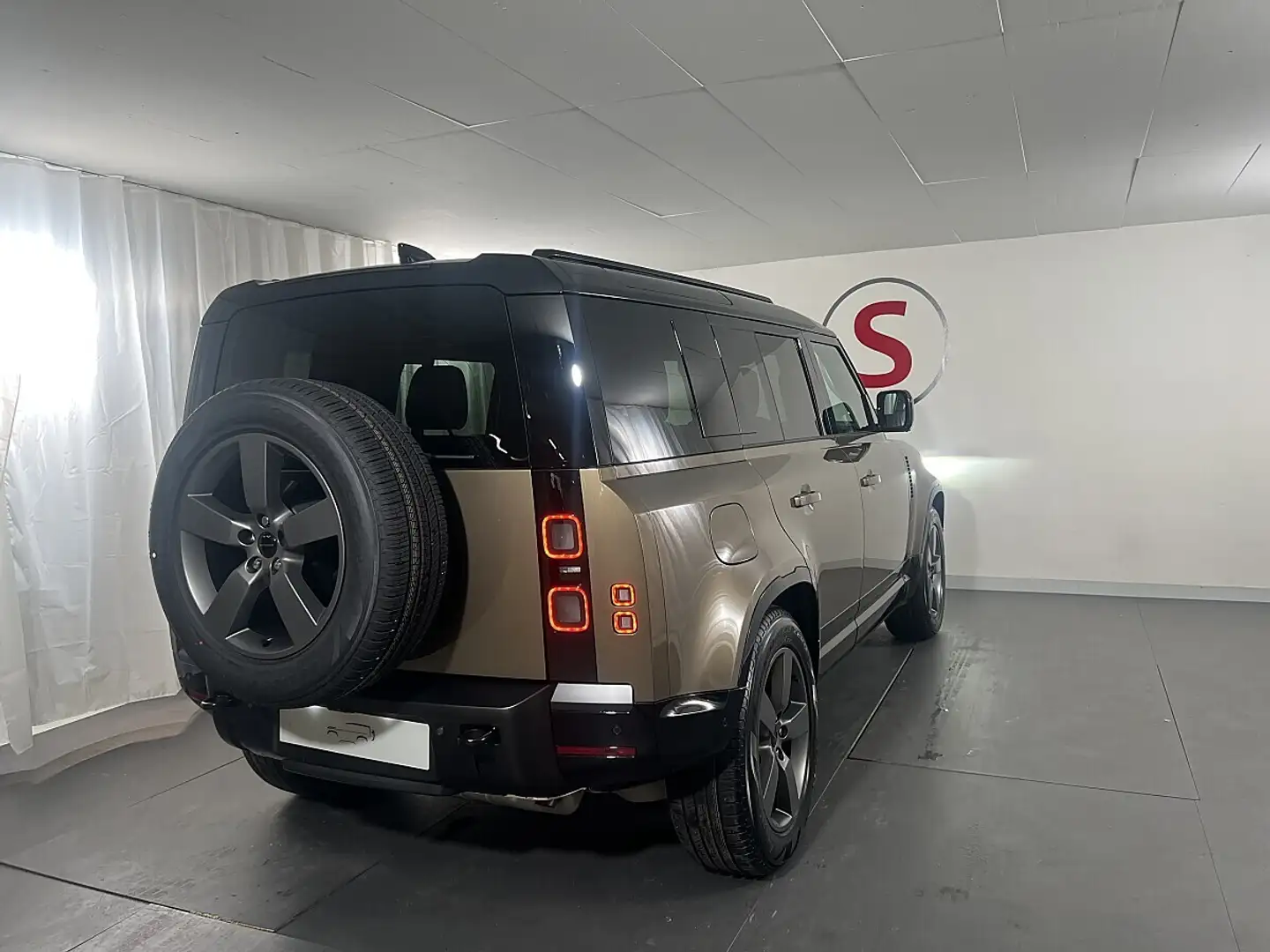 Land Rover Defender 110 P300e X-Dynamic SE Aut. | Auto Stahl Wien 23 Braun - 2