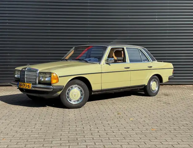 Mercedes-Benz 230 230E W123 1983 | 2.3 | Handgeschakeld | Schuif-/Ka