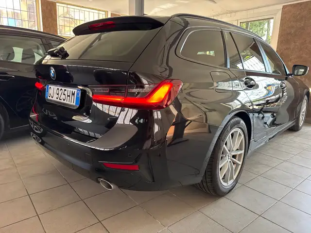 BMW 3 Series view 4
