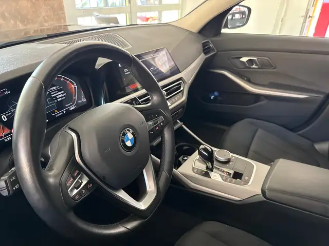 BMW 3 Series view 6
