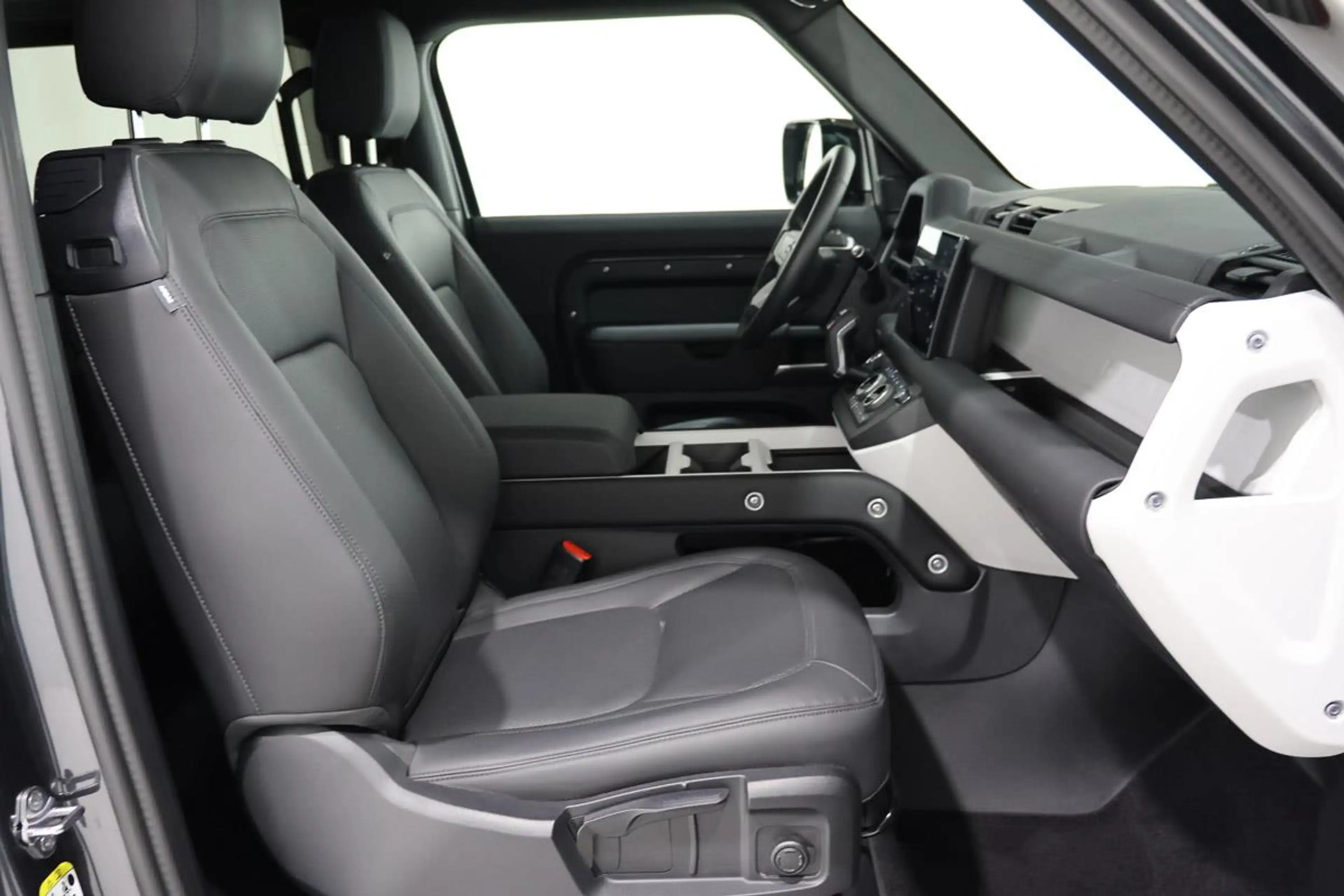 Land Rover Defender 90 D200 AWD S CUIR LED GPS CAM360 ATTELAGE JA19 — photo 9