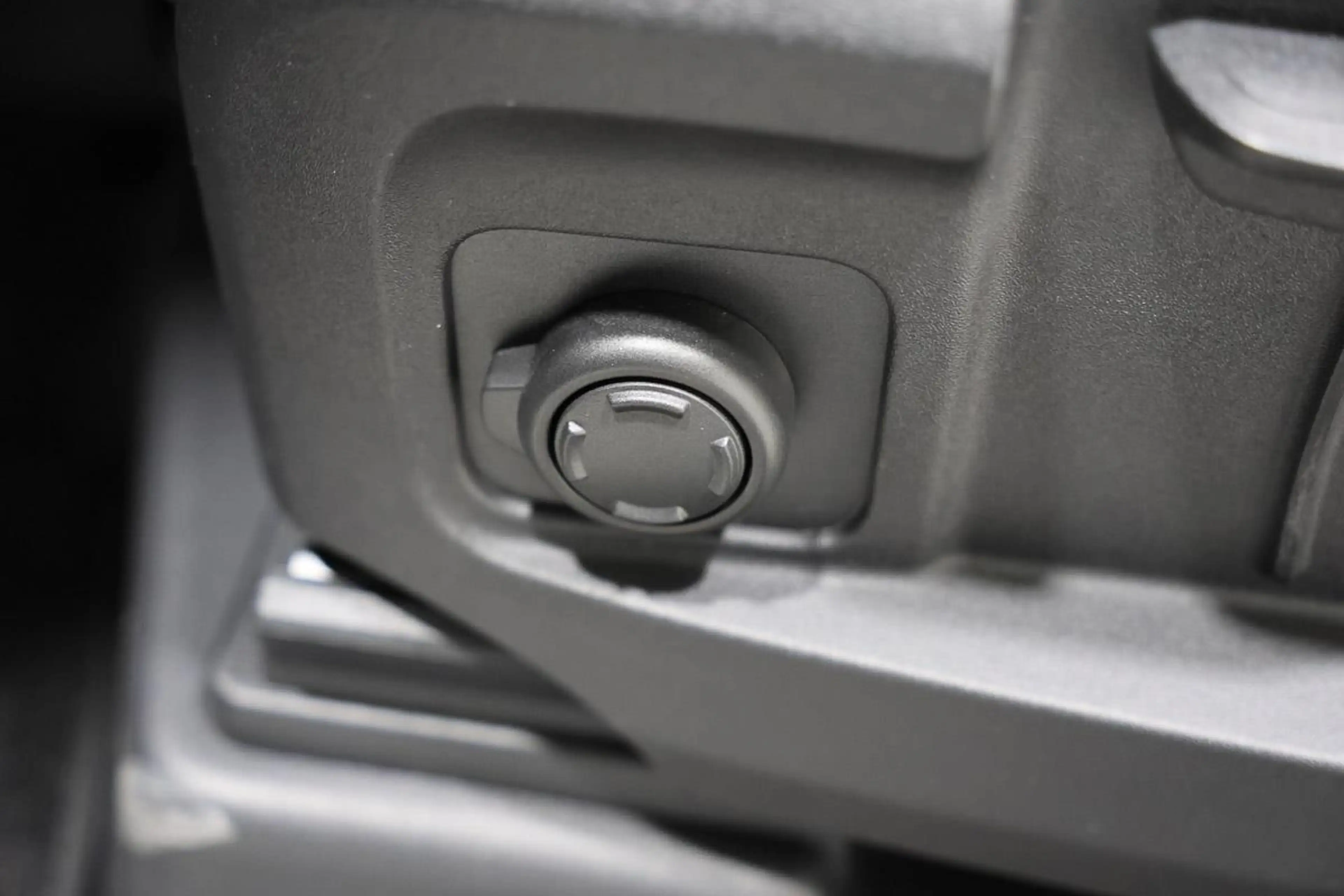 Land Rover Defender 90 D200 AWD S CUIR LED GPS CAM360 ATTELAGE JA19 — photo 15