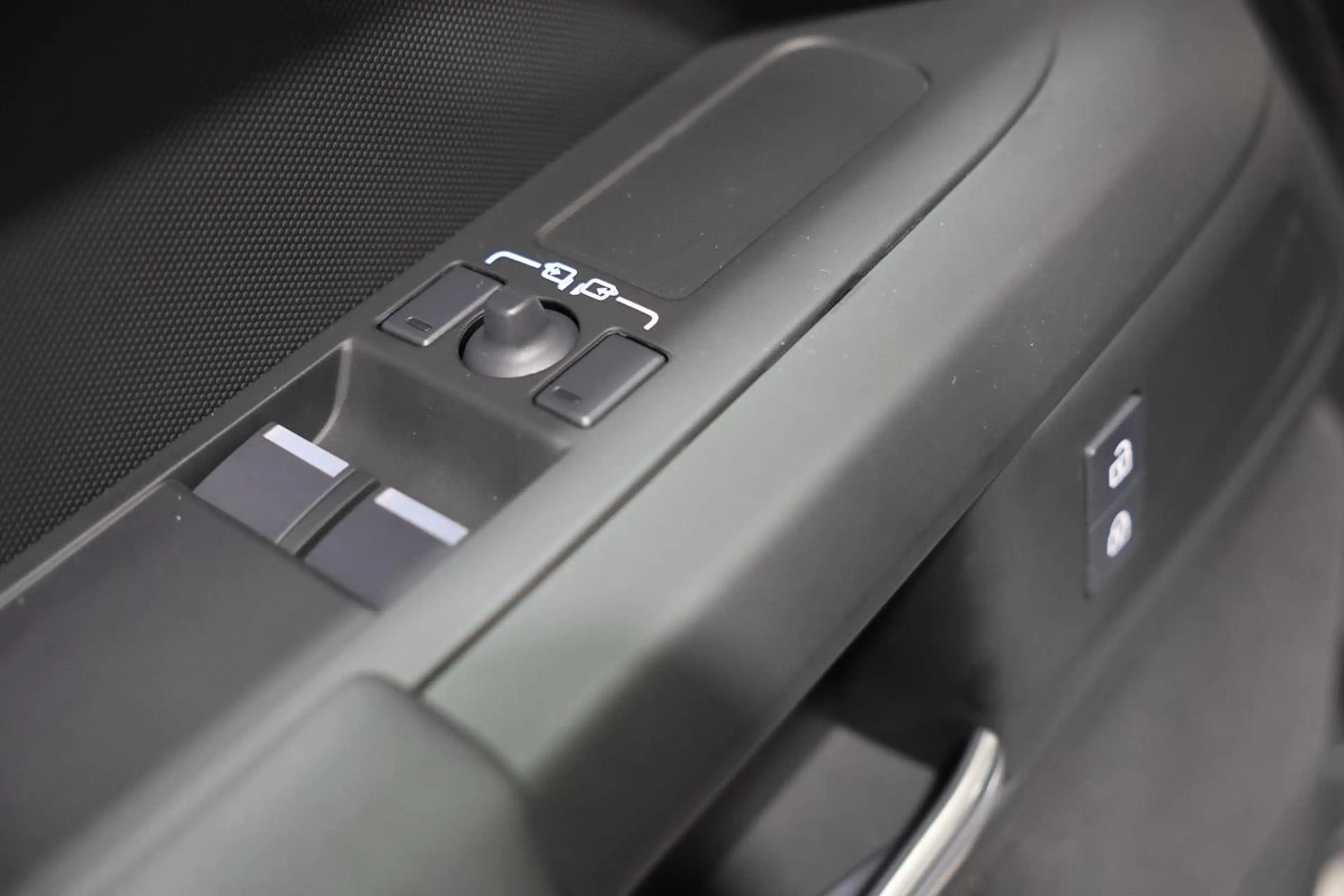 Land Rover Defender 90 D200 AWD S CUIR LED GPS CAM360 ATTELAGE JA19 — photo 14