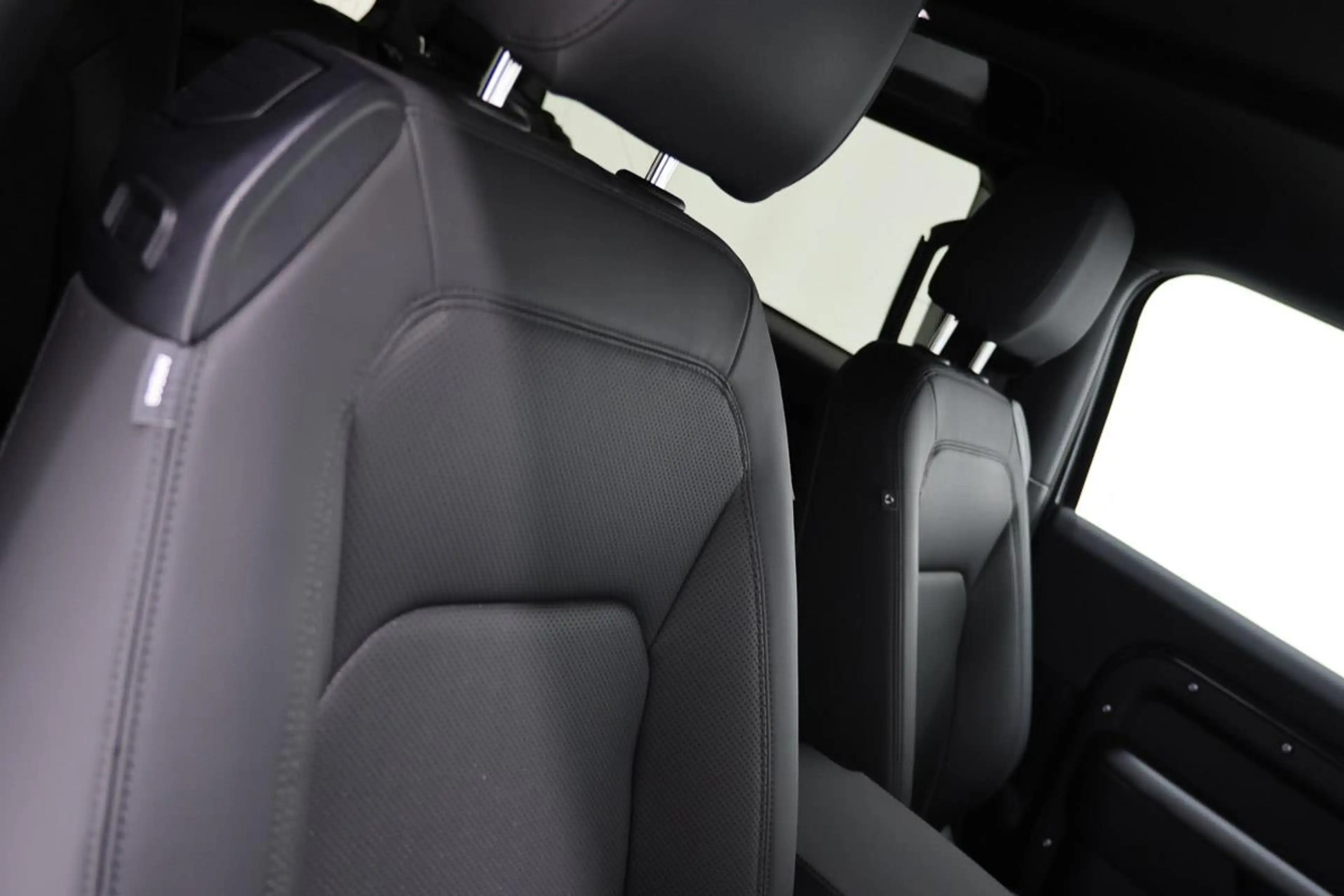 Land Rover Defender 90 D200 AWD S CUIR LED GPS CAM360 ATTELAGE JA19 — photo 10