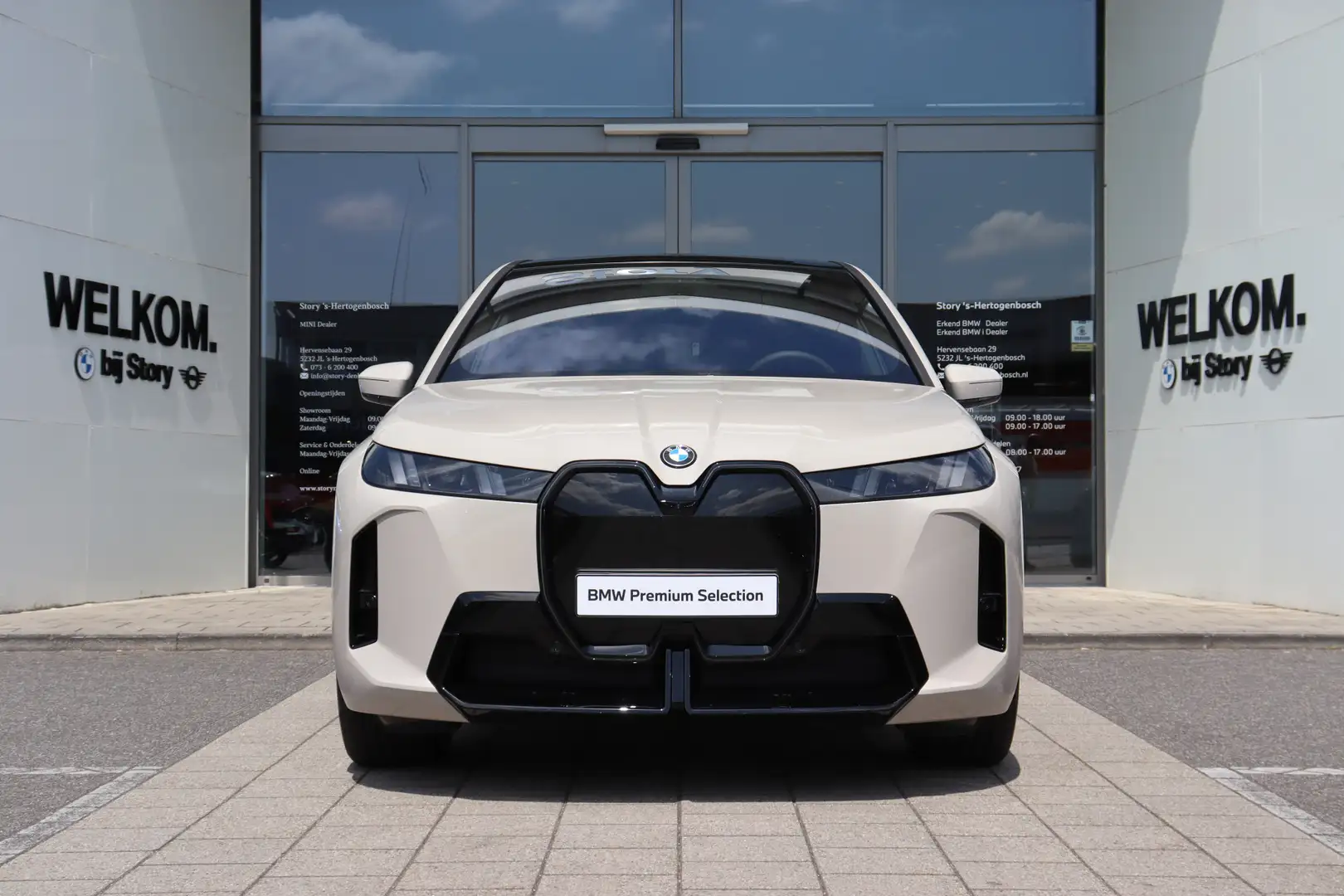 BMW iX xDrive60 M Sport / Panoramadak Sky Lounge / M Mult Gris - 2