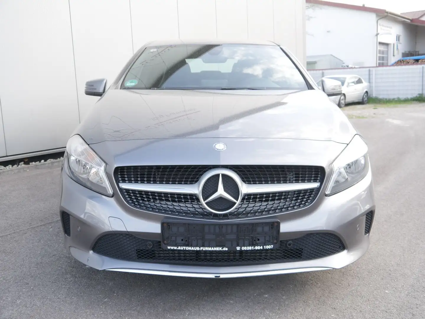 Mercedes-Benz A 180 Urban BlueEfficiency Gris - 2