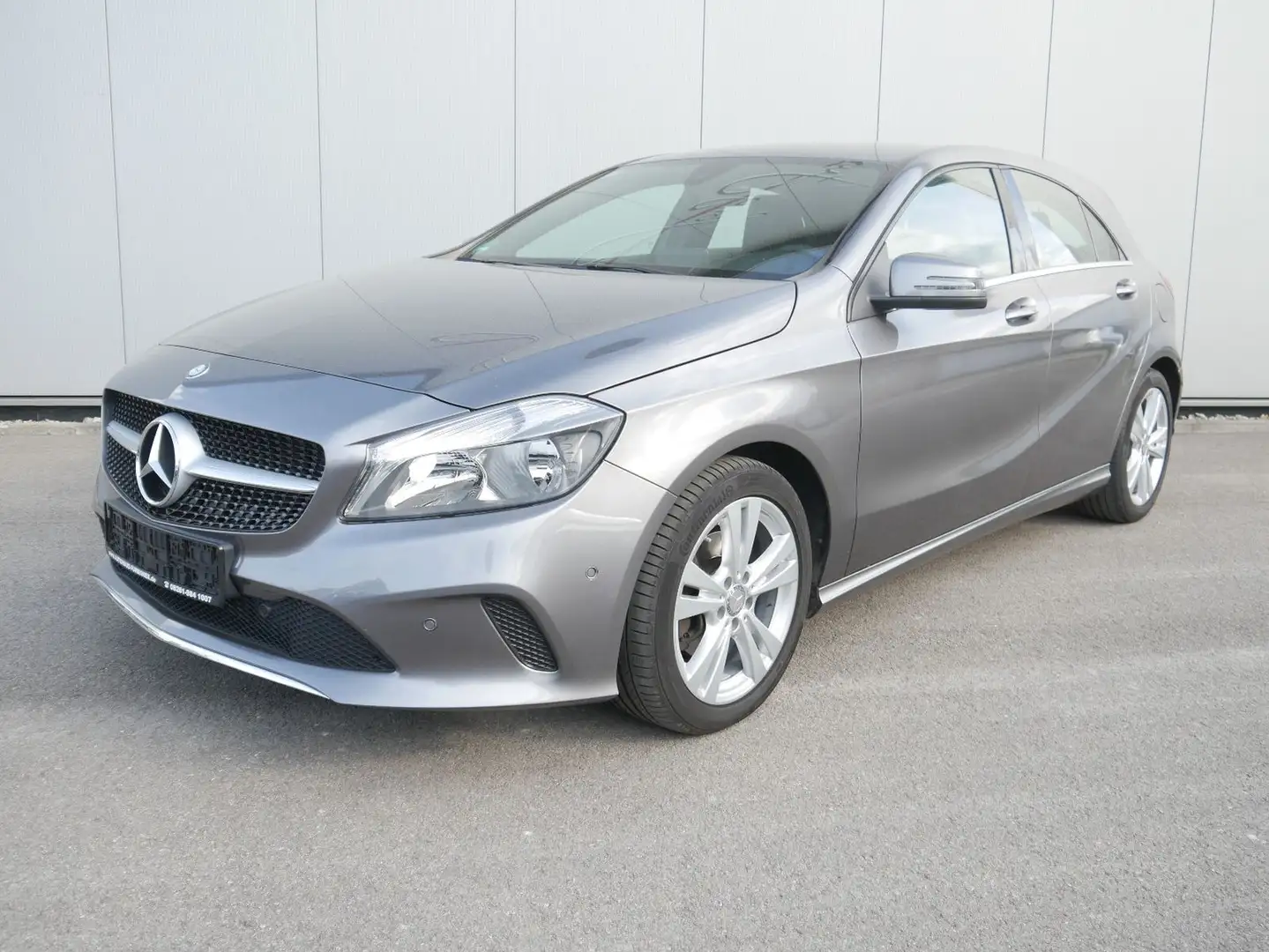 Mercedes-Benz A 180 Urban BlueEfficiency Gris - 1