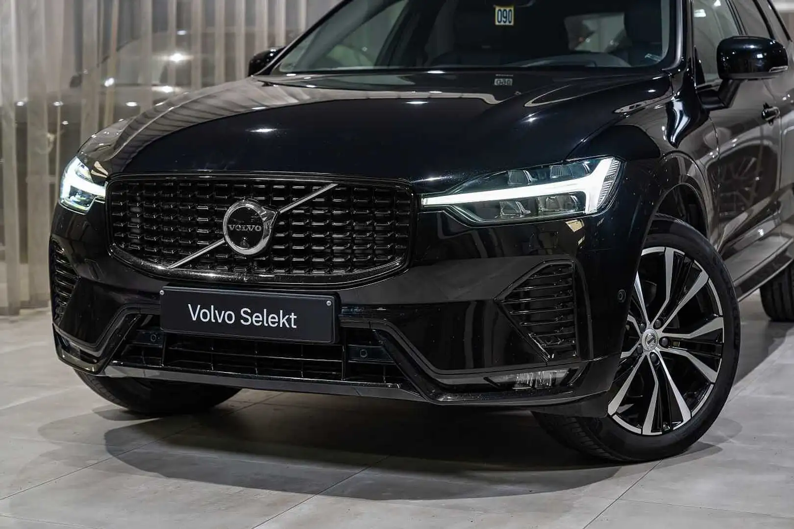 Volvo XC60 Ultimate, B4 mild hybrid, Diesel Zwart - 2