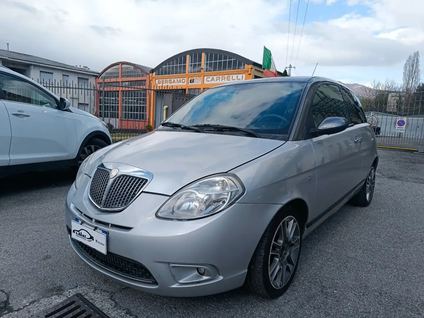 Lancia Ypsilon Ypsilon 1.4 Momo Design 114.000 KM CERTIFICATI Gris - 1