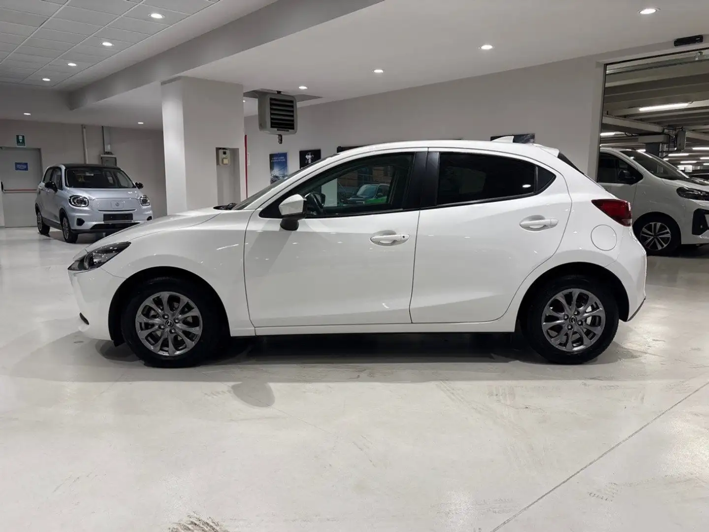 Audi A6 Mazda2 1.5 Skyactiv-G M Hybrid 90cv Evolve Weiß - 2