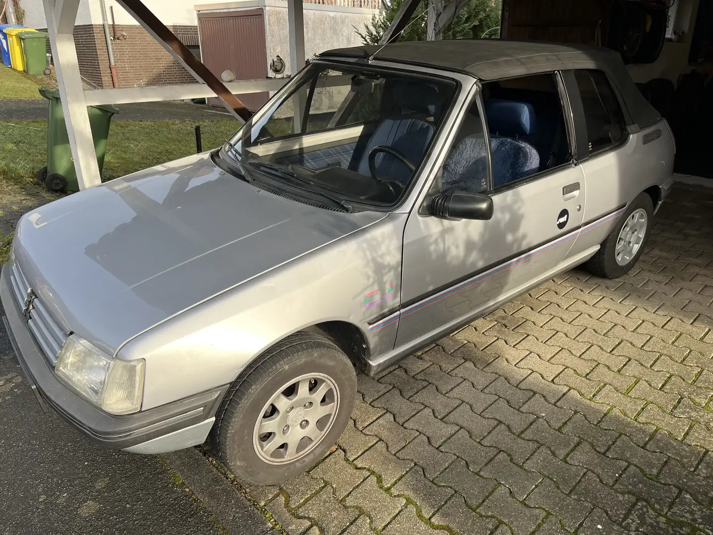 Peugeot 205 CJ cabriolet Silber - innen Blau mit Windschott Silber - 2