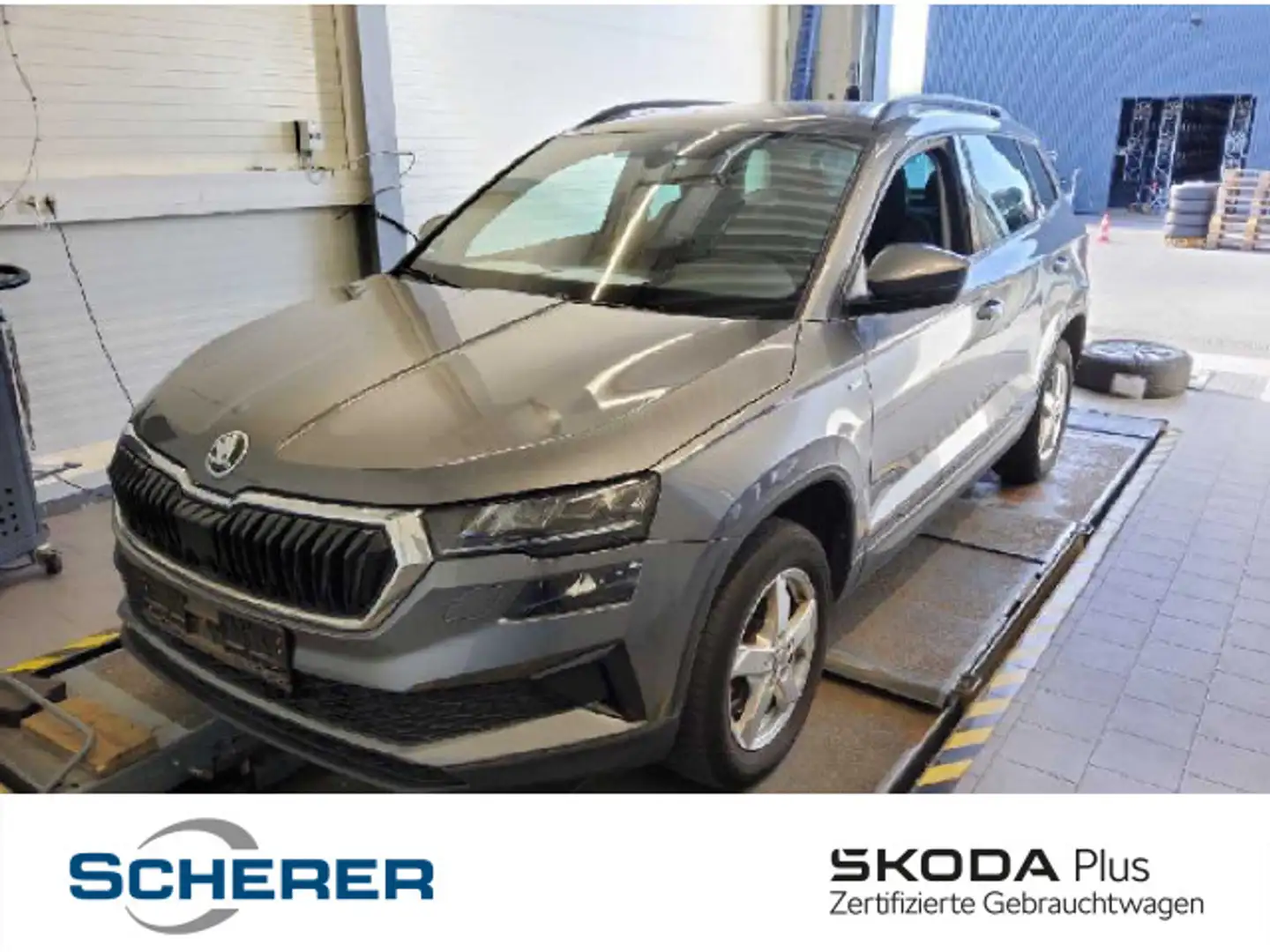 Skoda Karoq Tour 1.5 TSI DSG NAVI AHK RFK ACC SHZ Grau - 1