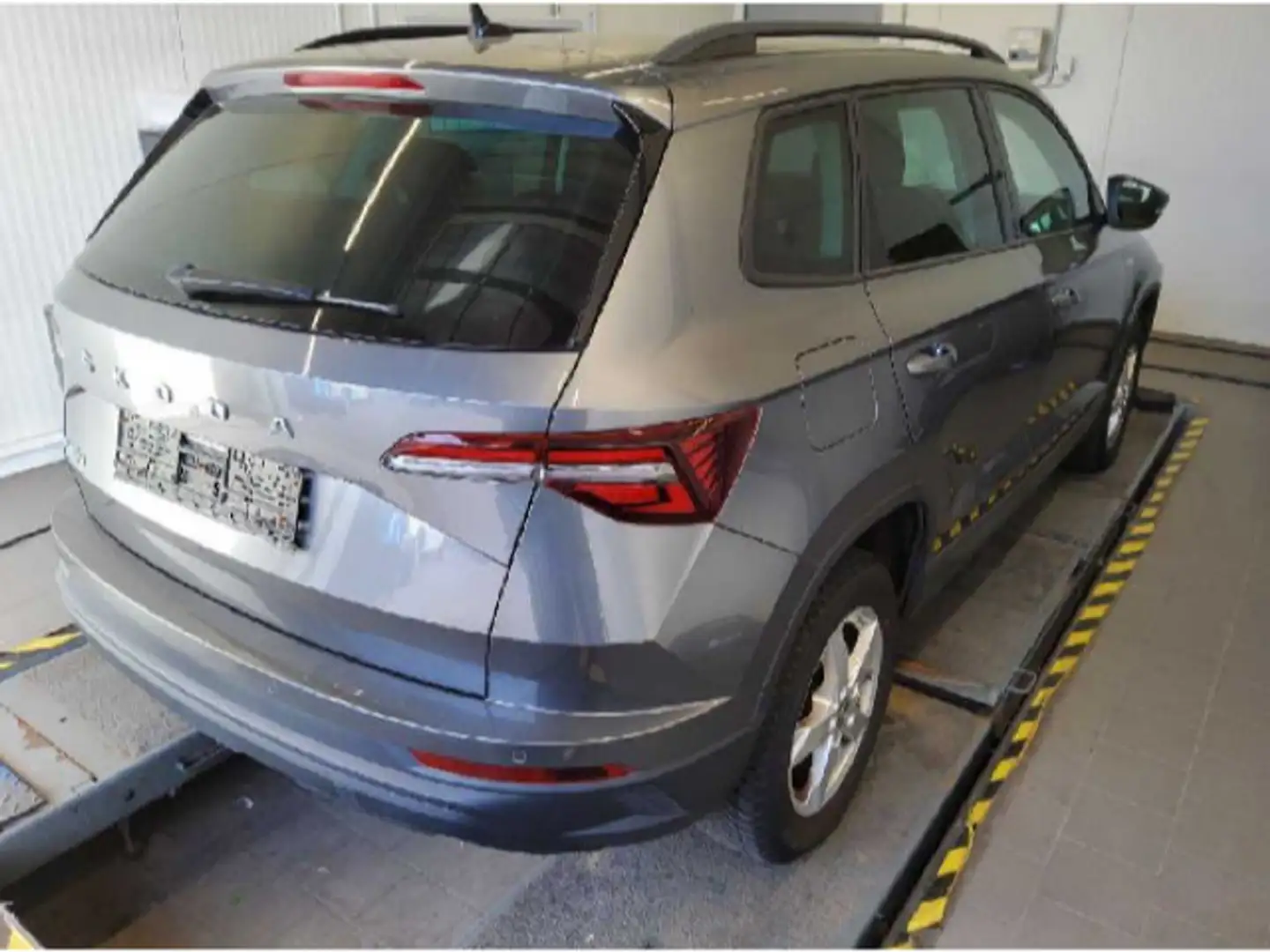 Skoda Karoq Tour 1.5 TSI DSG NAVI AHK RFK ACC SHZ Grau - 2