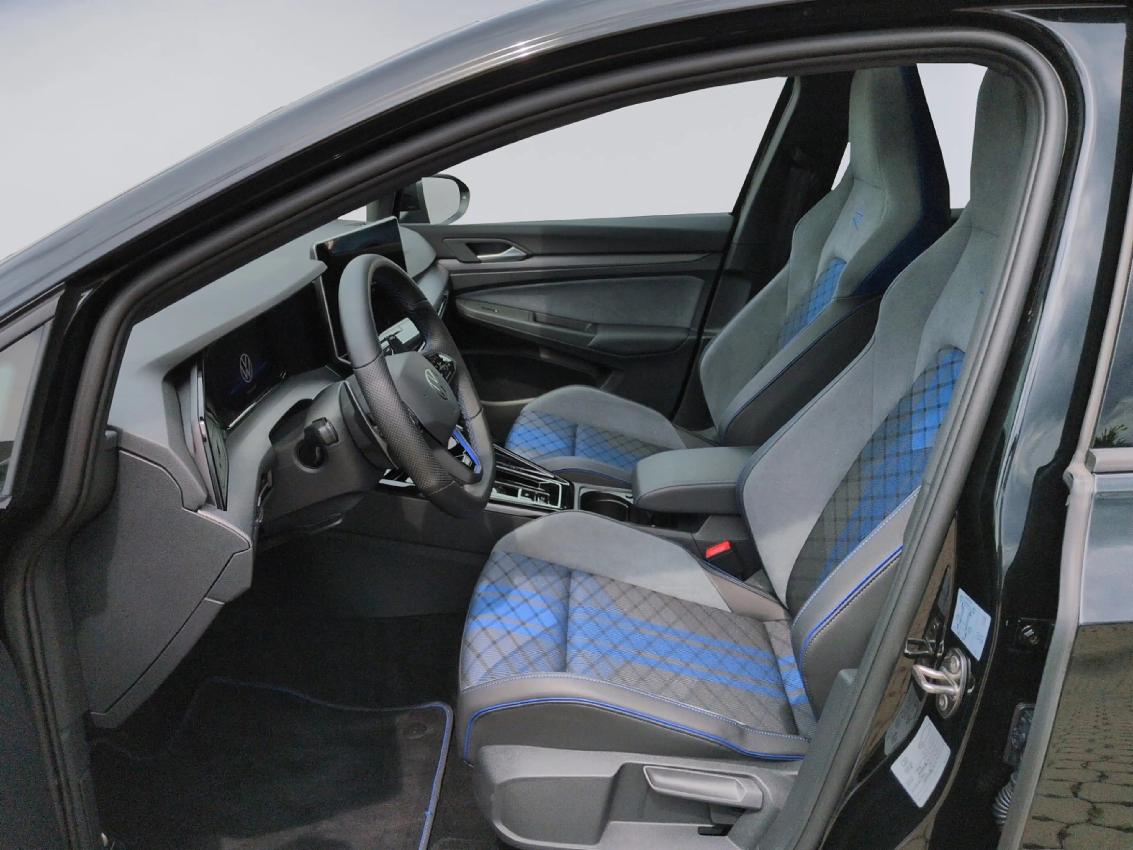 Volkswagen Golf R BLACK EDITION AKRA+PANO+DCC+H&K+MATRIX+ — photo 13