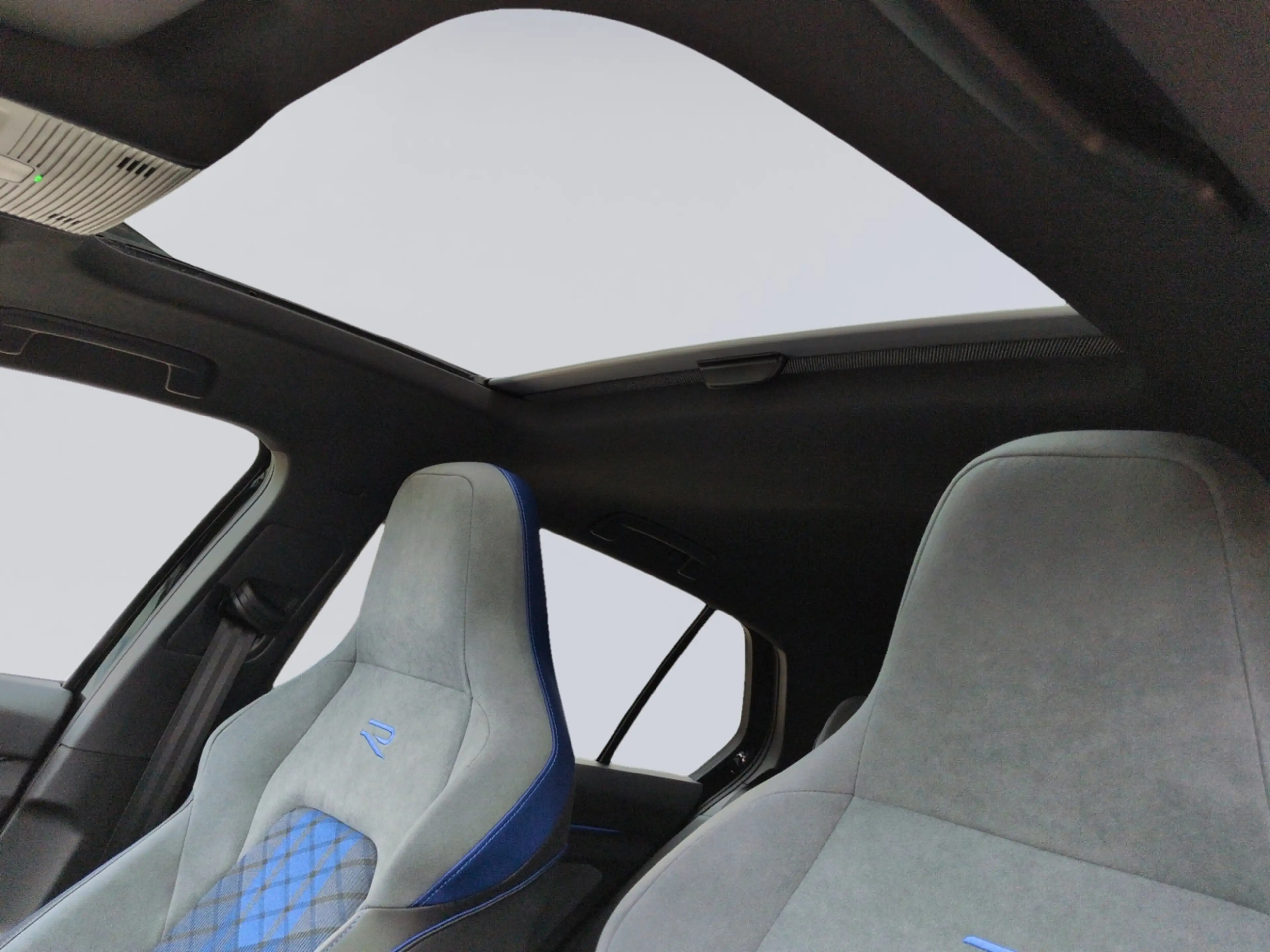 Volkswagen Golf R BLACK EDITION AKRA+PANO+DCC+H&K+MATRIX+ — photo 14