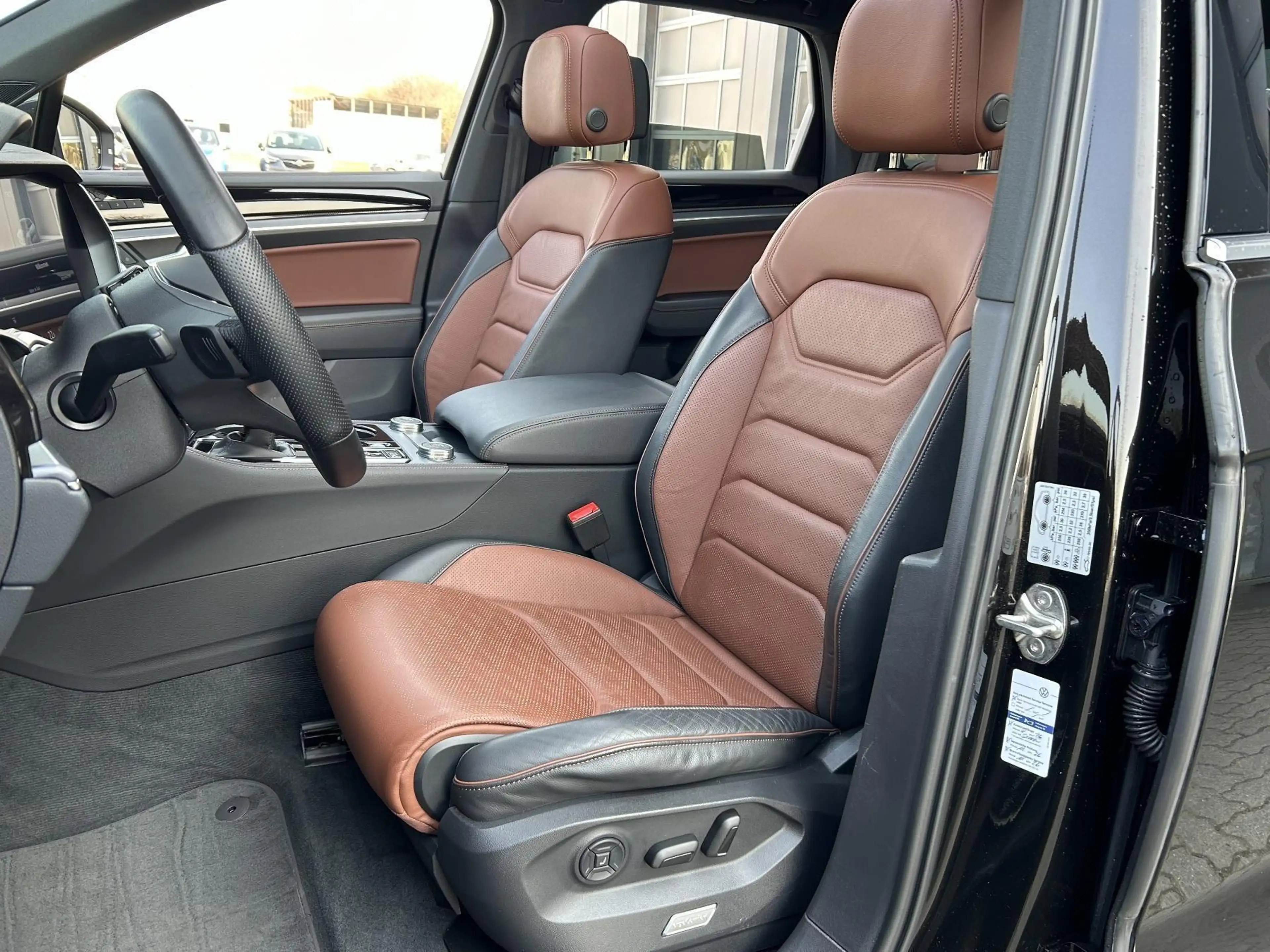Volkswagen Touareg 3.0 TDI R-Line Matrix Panorama Massage — photo 11
