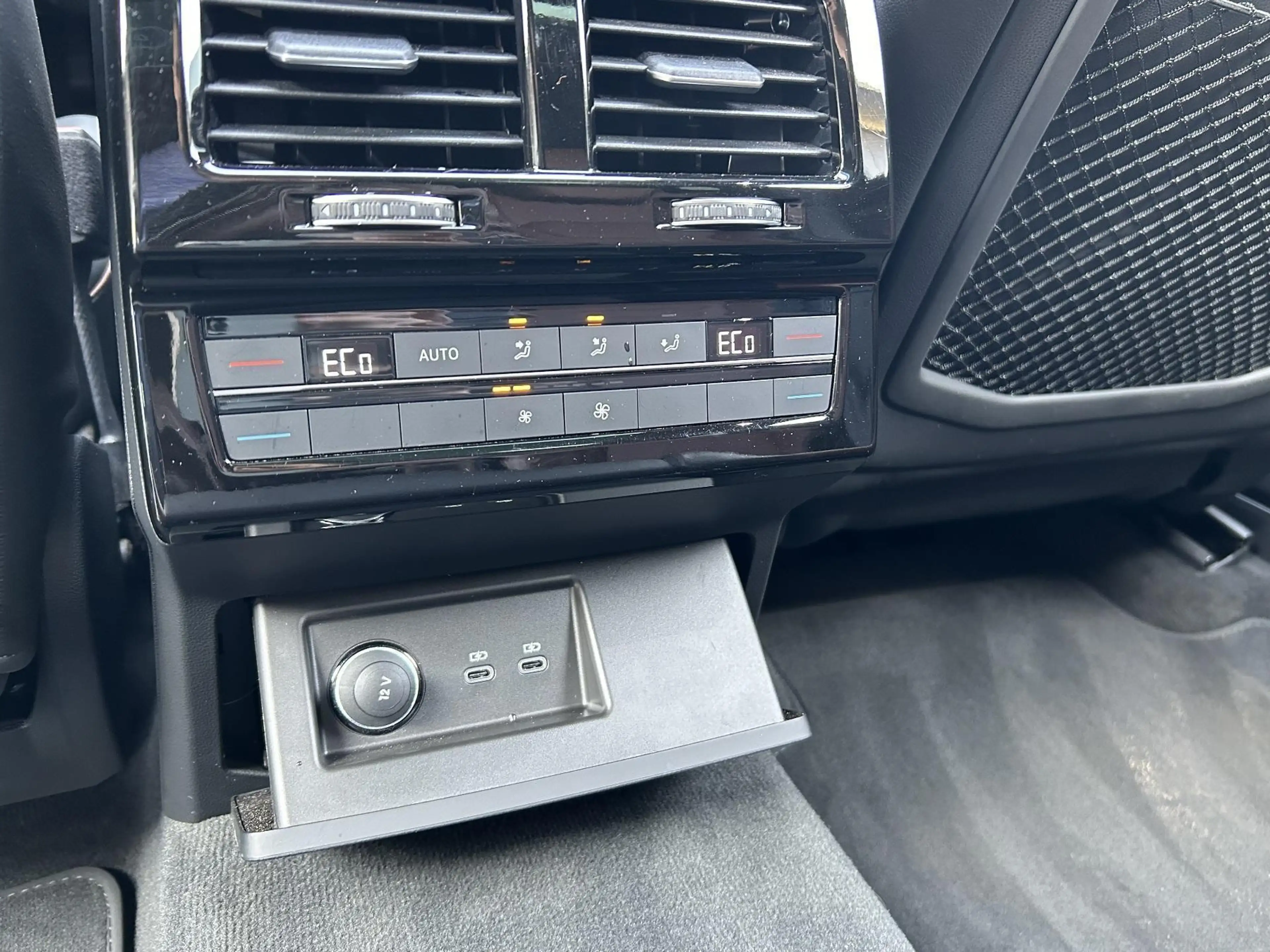Volkswagen Touareg 3.0 TDI R-Line Matrix Panorama Massage — photo 14