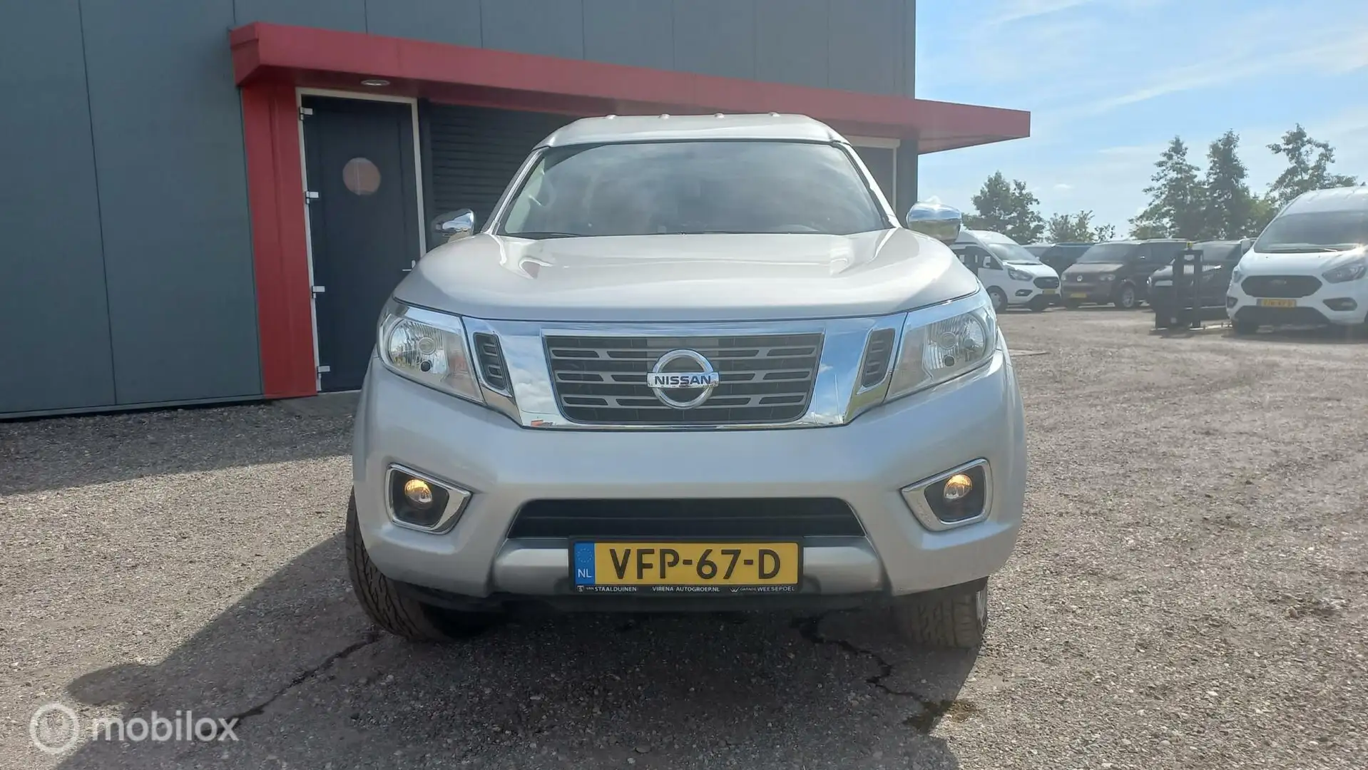 Nissan Navara 2.3 dCi N-Connecta Double Cab Veth/5PERSOONS/GRIJS Gris - 2