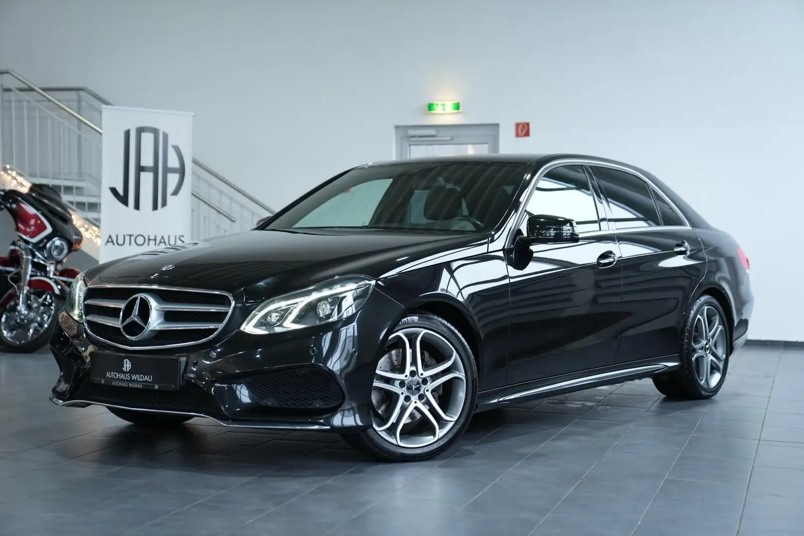 Mercedes-Benz E 250 CGI AMG Avantgarde *AUT*NAV*LED*AMBIENT*H&K* Zwart - 1