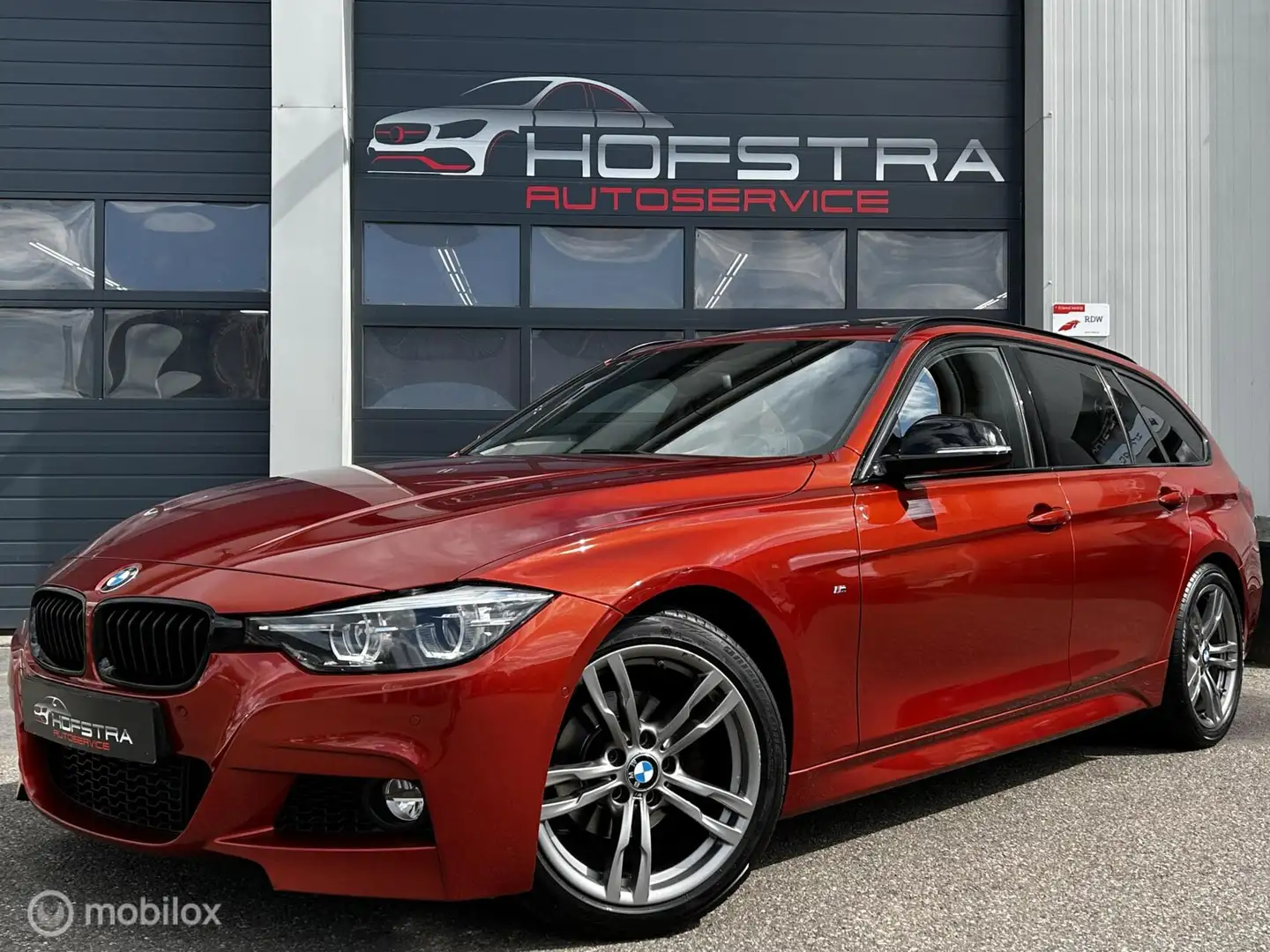 BMW 318 3-serie Touring 318i M-Sport Aut. Pano Leer HK-Sou Oranje - 1