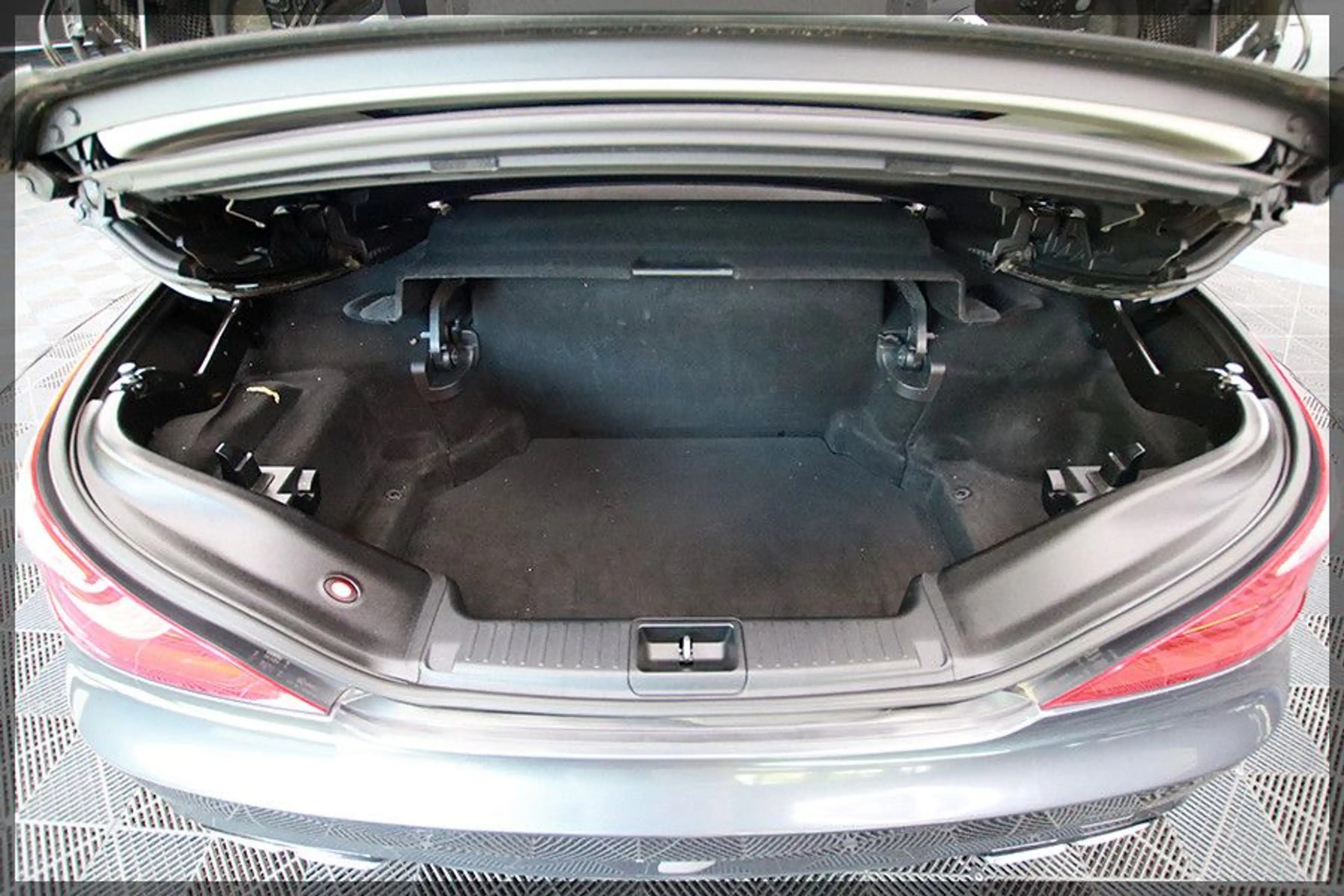 Mercedes-Benz SL 63 AMG PANO / PDC / LEDER — photo 13