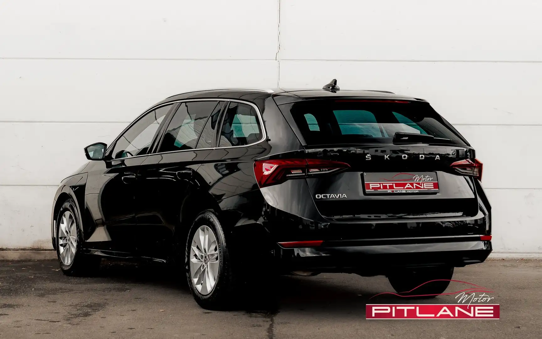 Skoda Octavia Combi 2.0 TDi EDITION Clever DSG / VIRTUAL / ATTEL Zwart - 2