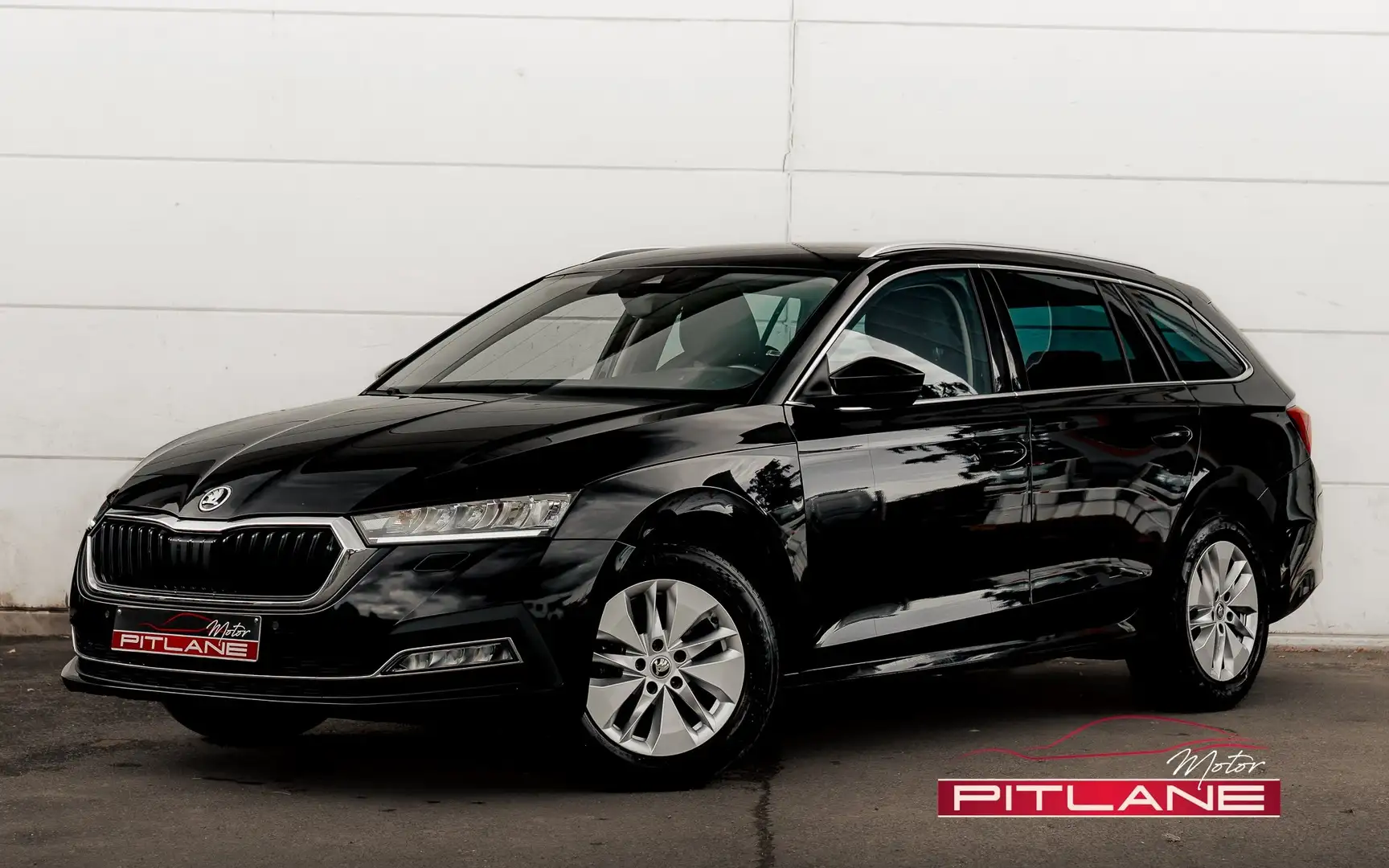 Skoda Octavia Combi 2.0 TDi EDITION Clever DSG / VIRTUAL / ATTEL Zwart - 1