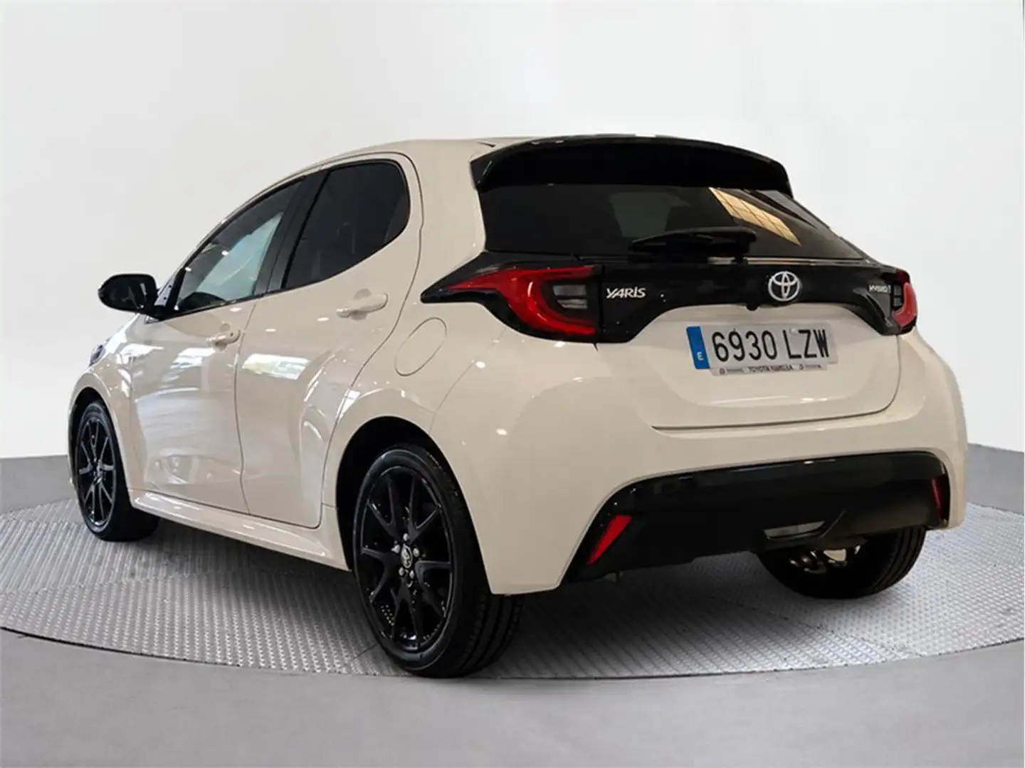 Toyota Yaris 120H 1.5 Style - 2