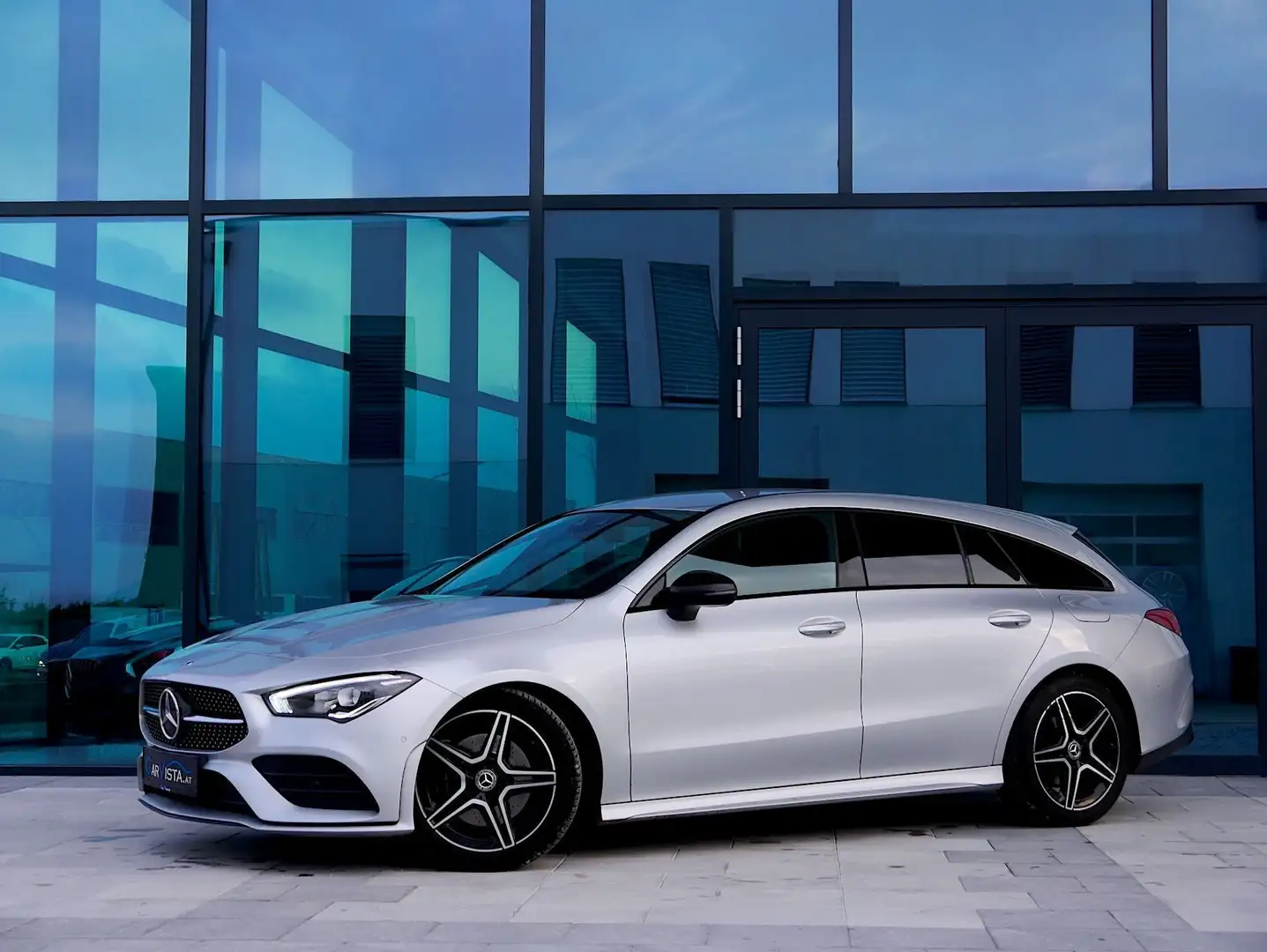 Mercedes-Benz CLA 200 d  Shooting Break AMG Line Aut. Silber - 2