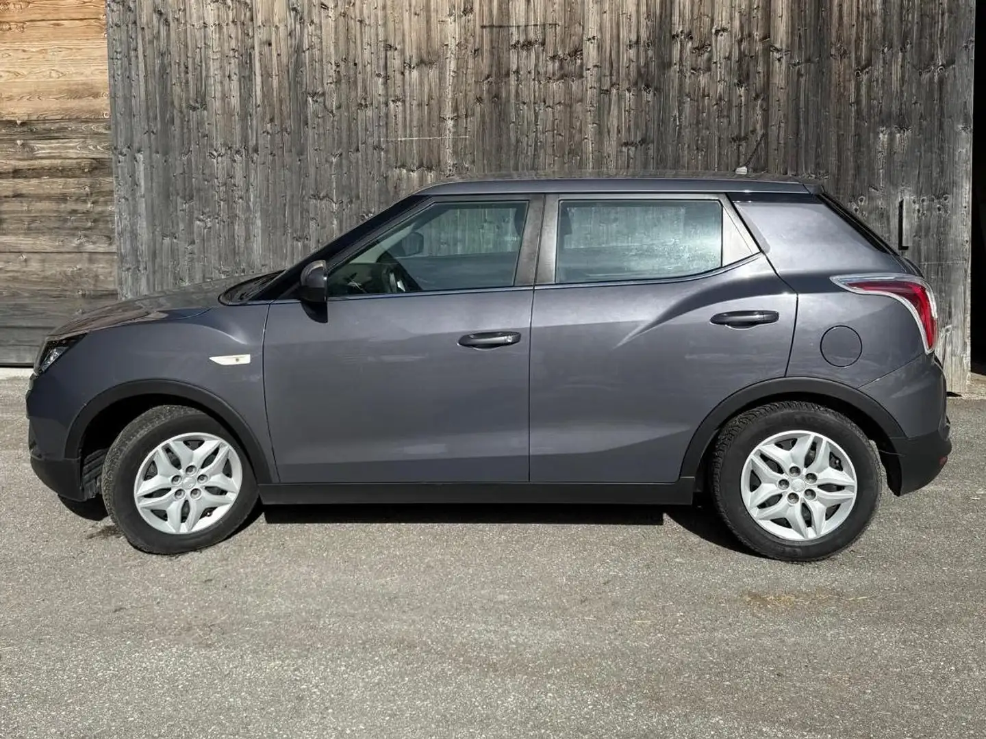 SsangYong Tivoli Tivoli 1,6i Be AWD Be Grau - 2