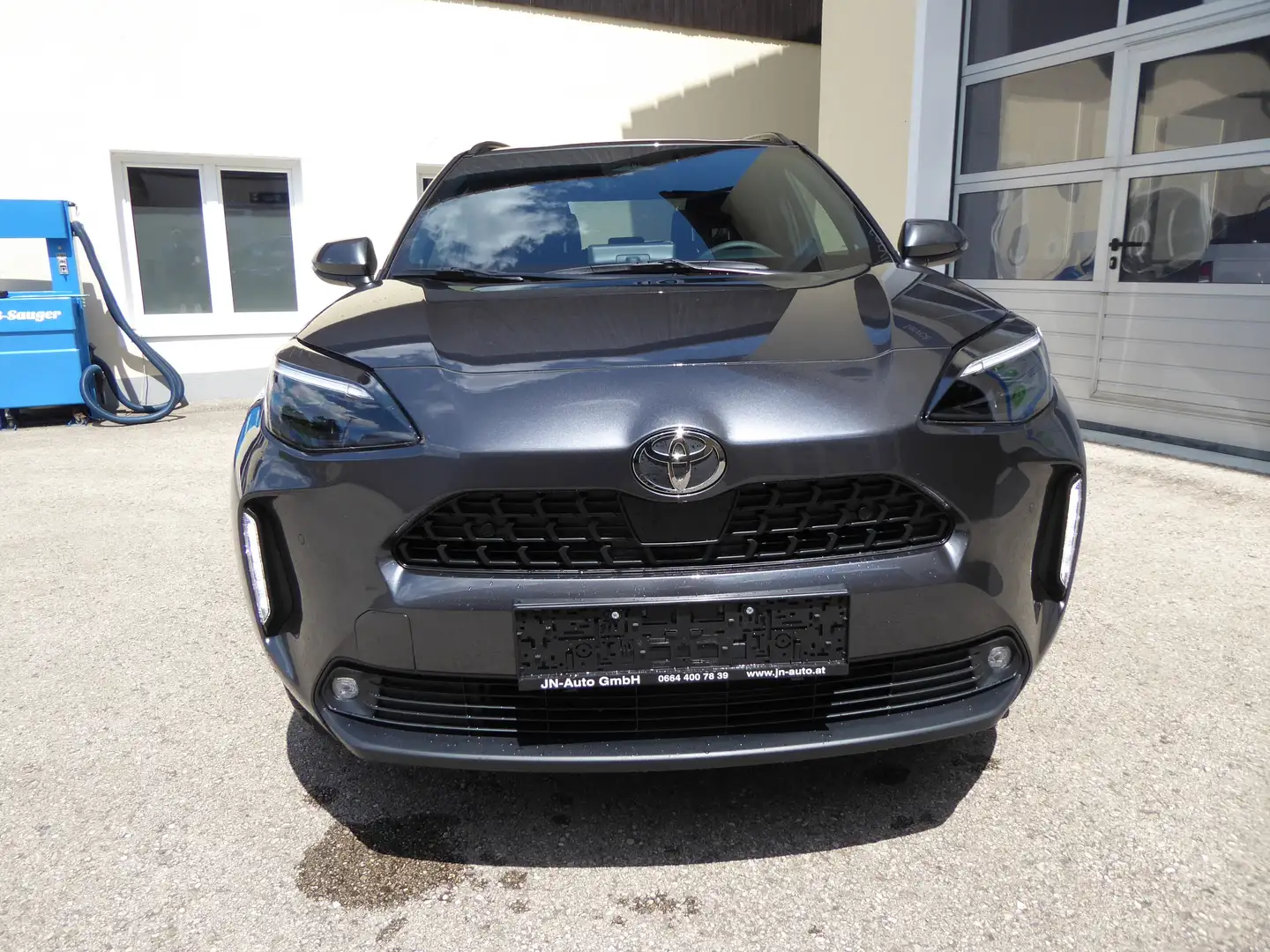 Toyota Yaris Cross 1,5VVTi-Hybrid CVT-Getriebe Actice Drive Grau - 2