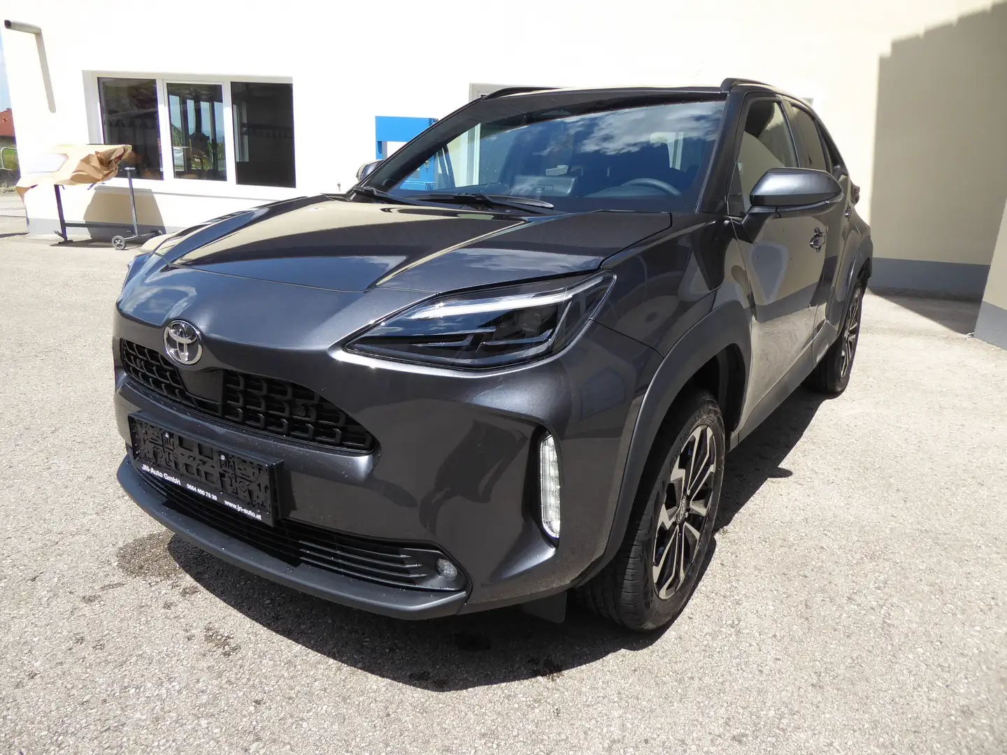 Toyota Yaris Cross 1,5VVTi-Hybrid CVT-Getriebe Actice Drive Grau - 1