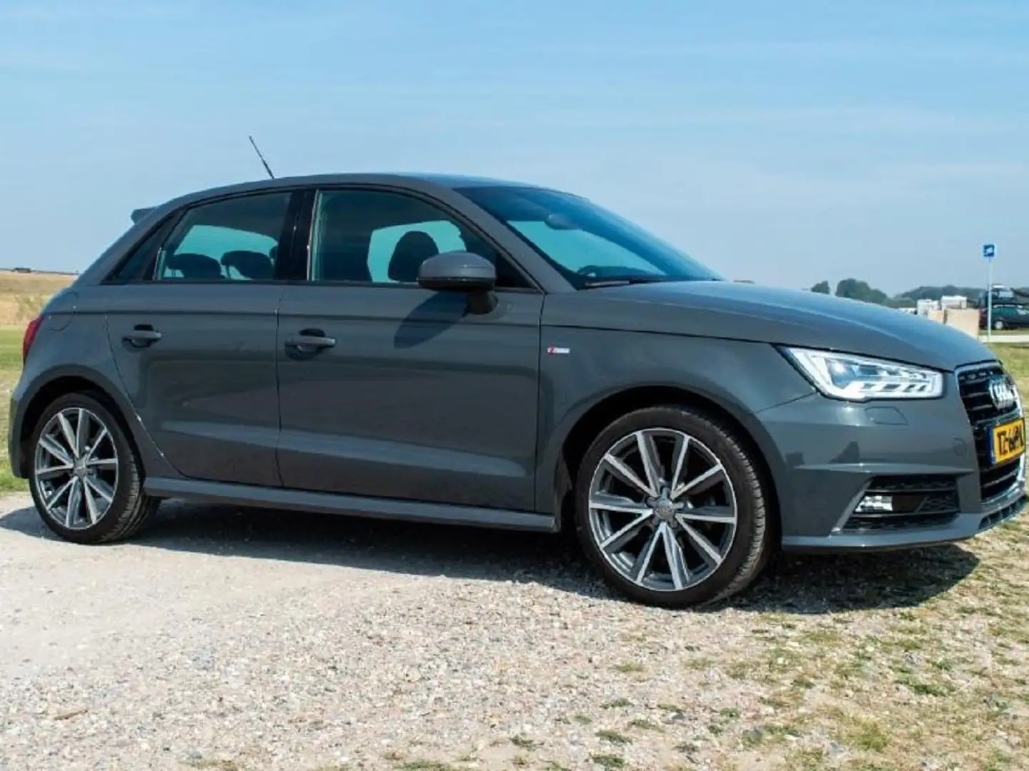 Audi A1 A1 1.0 TFSI ultra Sportback sport Grijs - 2