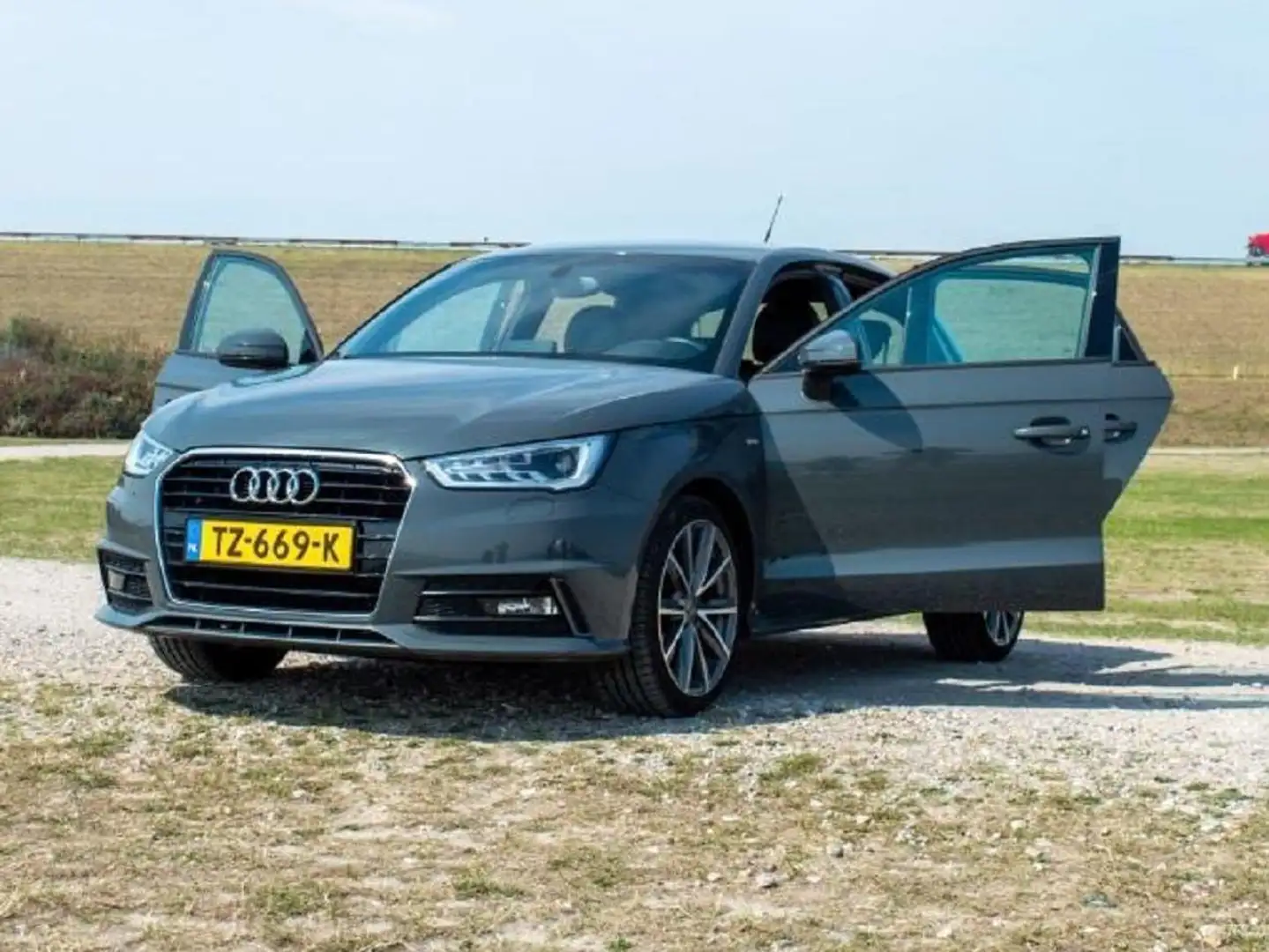 Audi A1 A1 1.0 TFSI ultra Sportback sport Grijs - 1