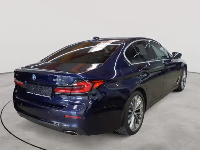 BMW 5 Series view 4