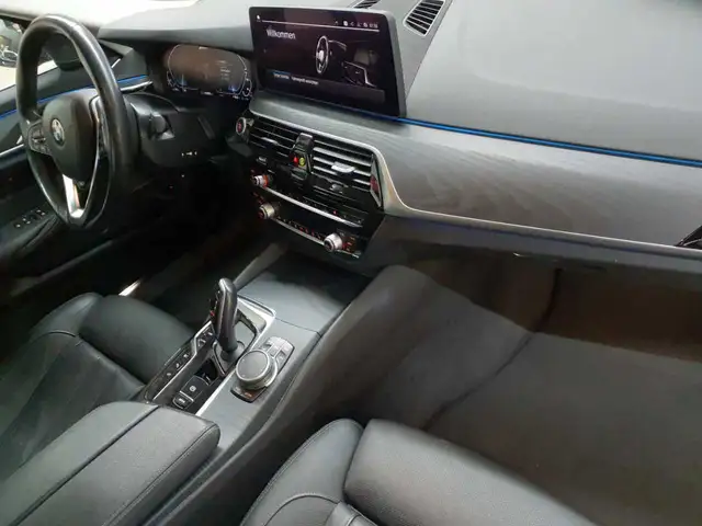 BMW 5 Series view 9