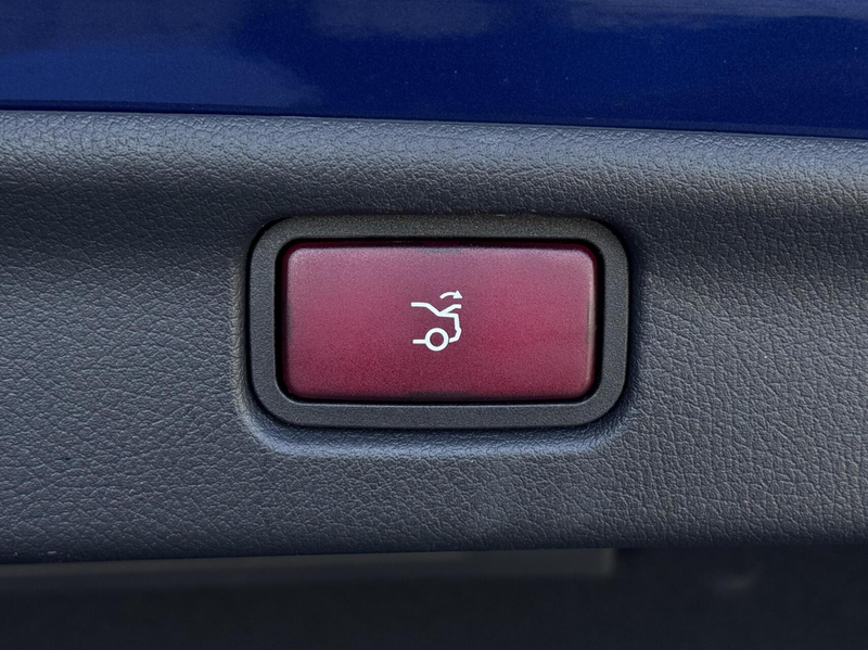 Mercedes-Benz C 300 e AMG Line — photo 19