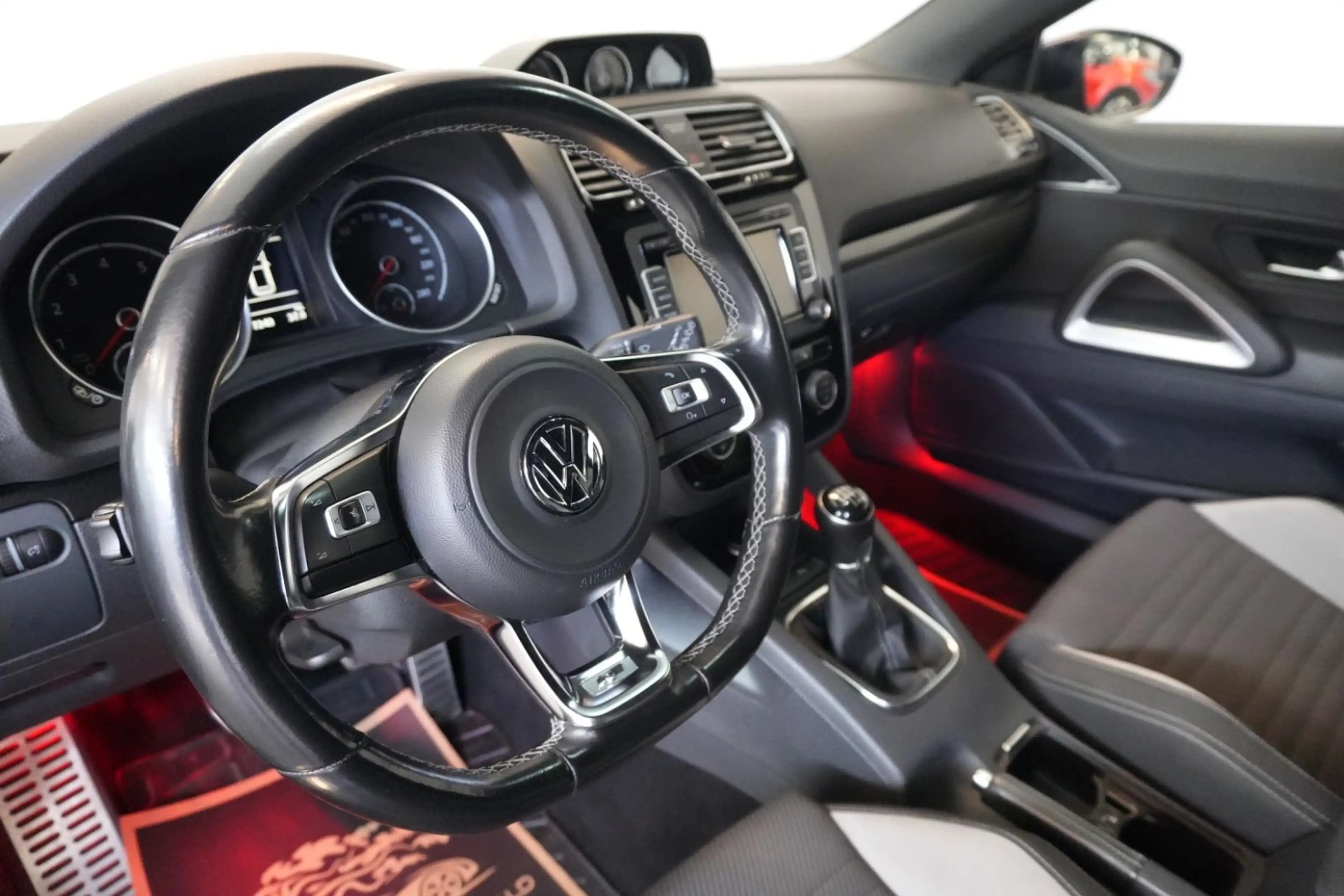 Volkswagen Scirocco 2.0 TSI BMT R-Line BiXenon PDC — photo 10