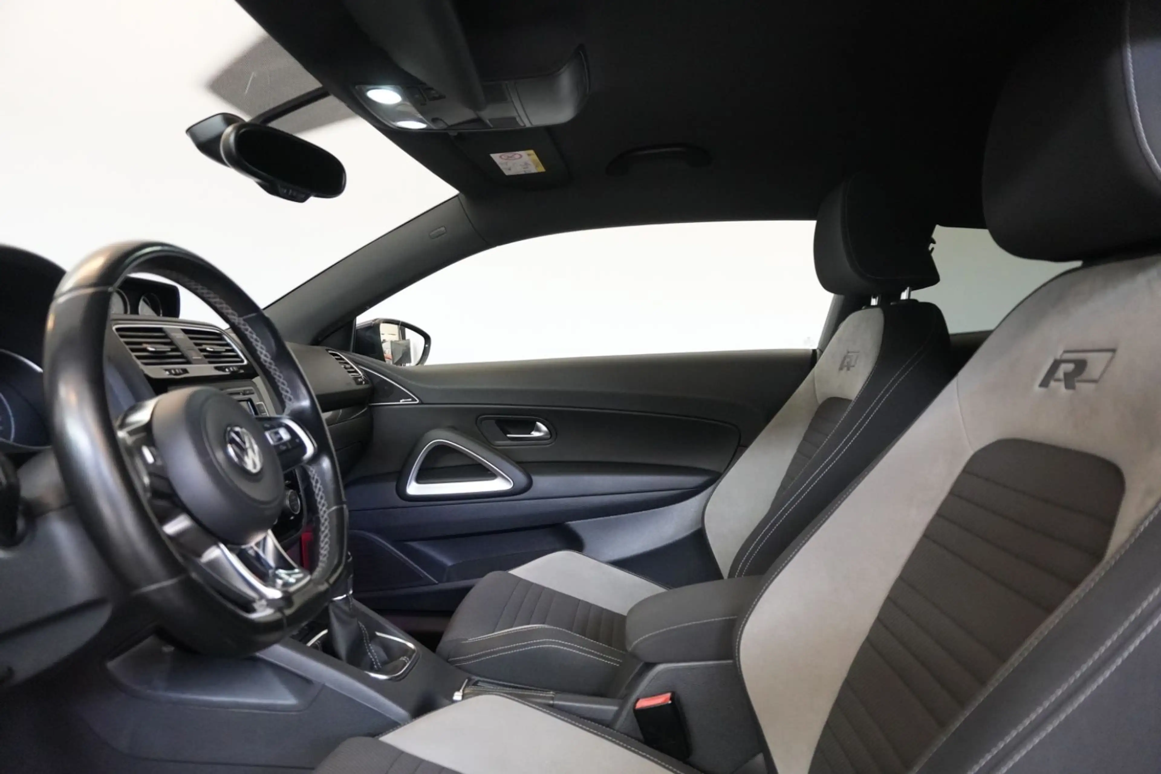 Volkswagen Scirocco 2.0 TSI BMT R-Line BiXenon PDC — photo 9