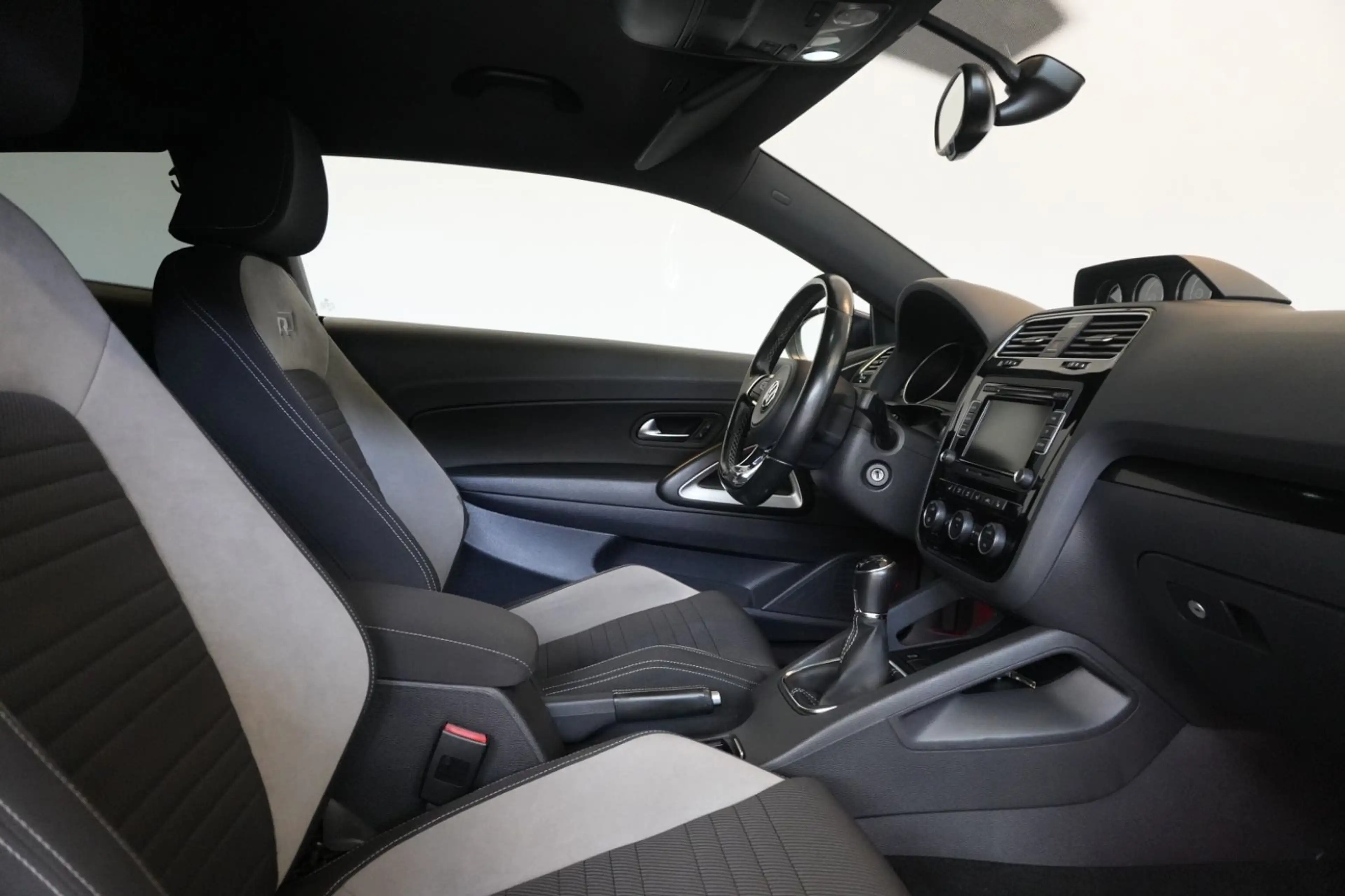 Volkswagen Scirocco 2.0 TSI BMT R-Line BiXenon PDC — photo 13